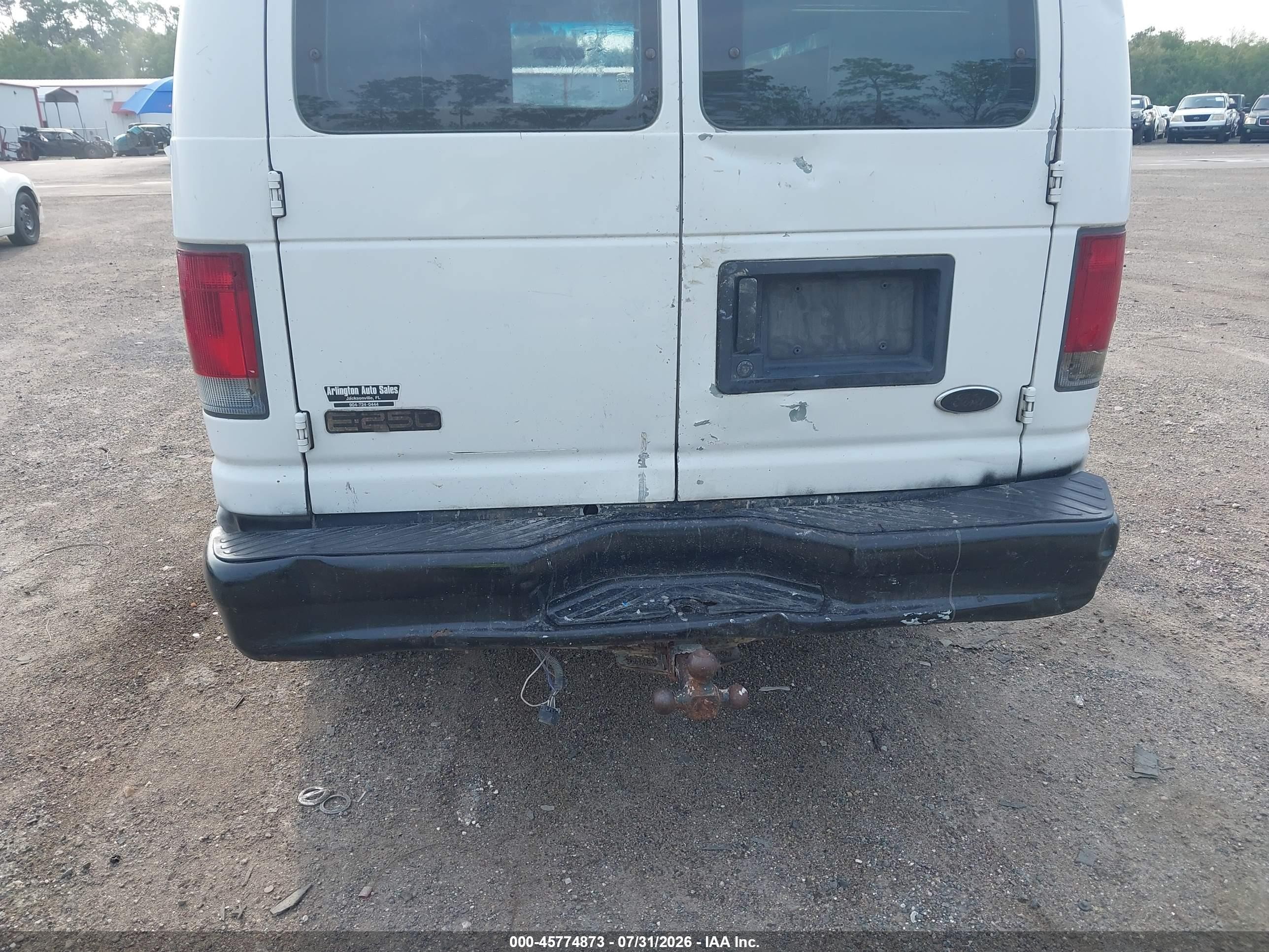 2004 Ford E-250 Commercial/recreational White vin: 1FTNE24W84HA08811