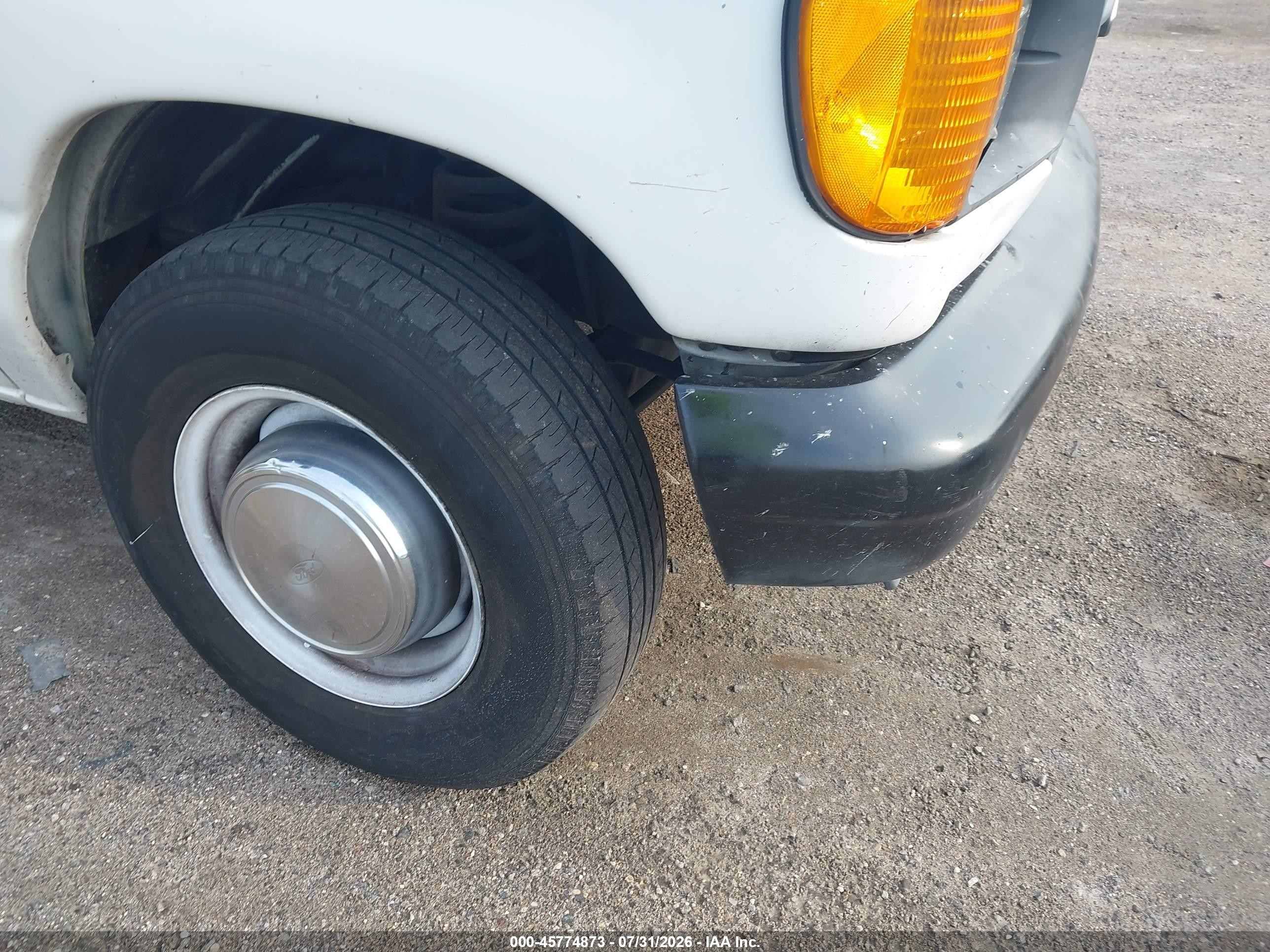 2004 Ford E-250 Commercial/recreational White vin: 1FTNE24W84HA08811