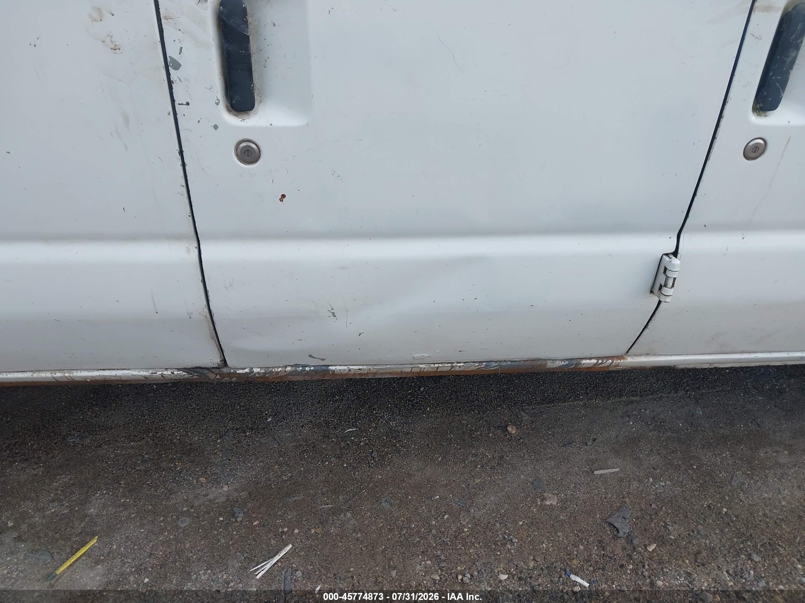 2004 Ford E-250 Commercial/recreational White vin: 1FTNE24W84HA08811