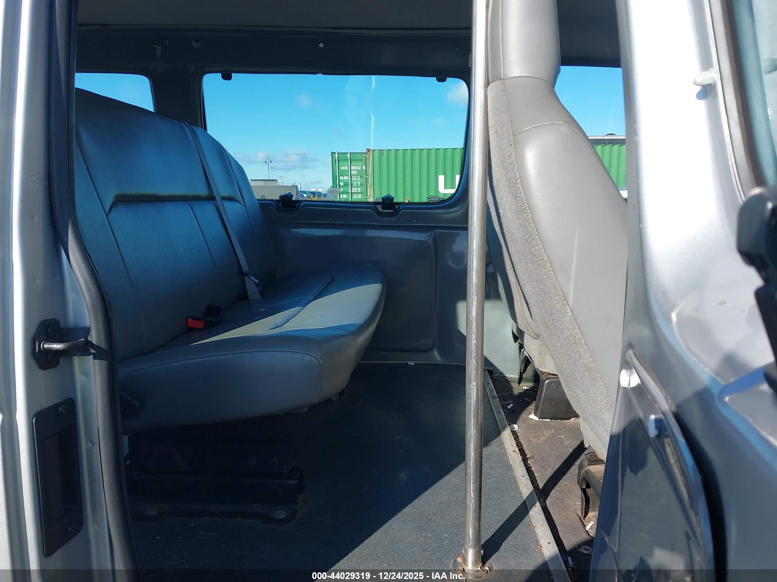 2010 Ford E-250 Commercial/recreational Серебряный vin: 1FTNE2EL7ADA83104