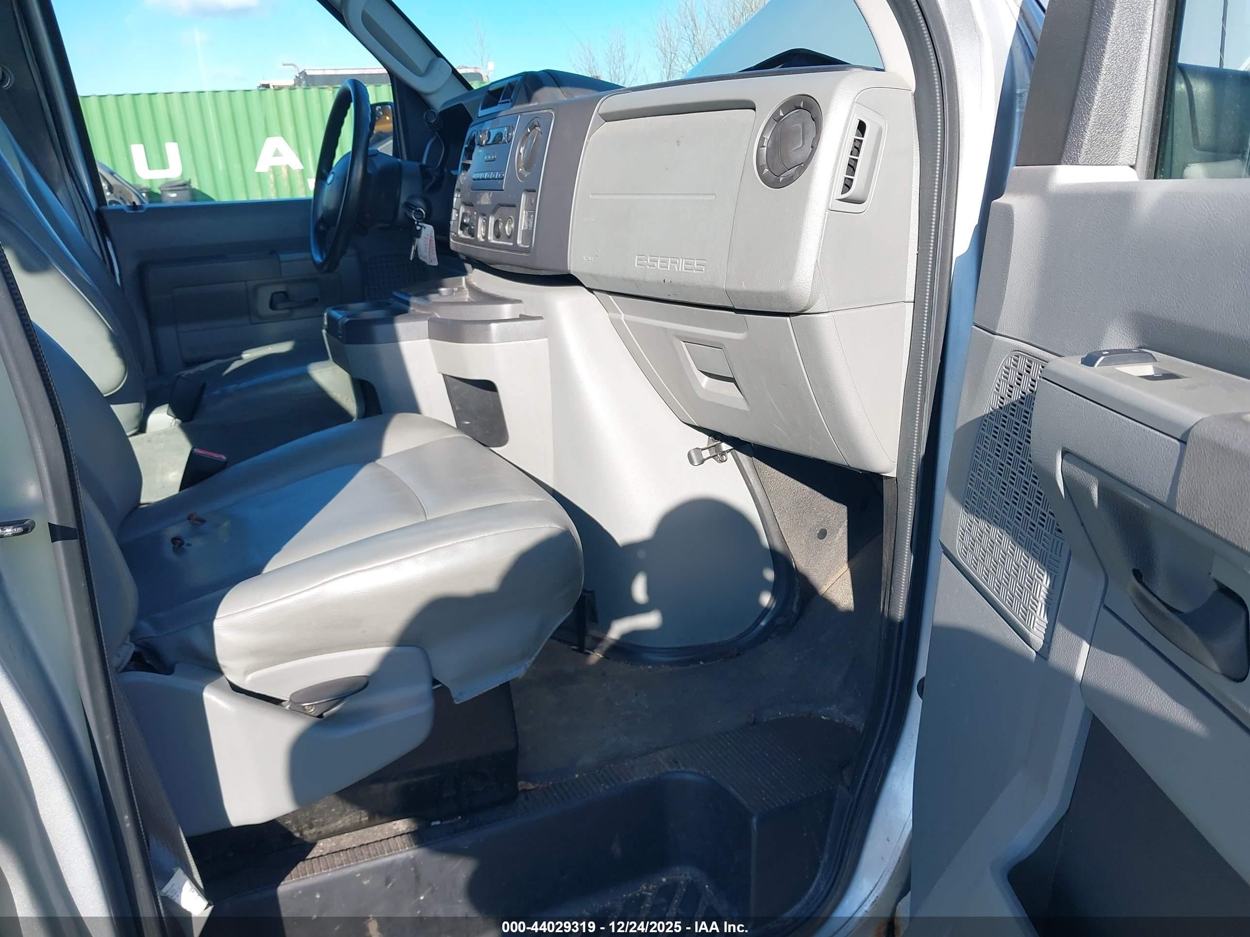 2010 Ford E-250 Commercial/recreational Серебряный vin: 1FTNE2EL7ADA83104