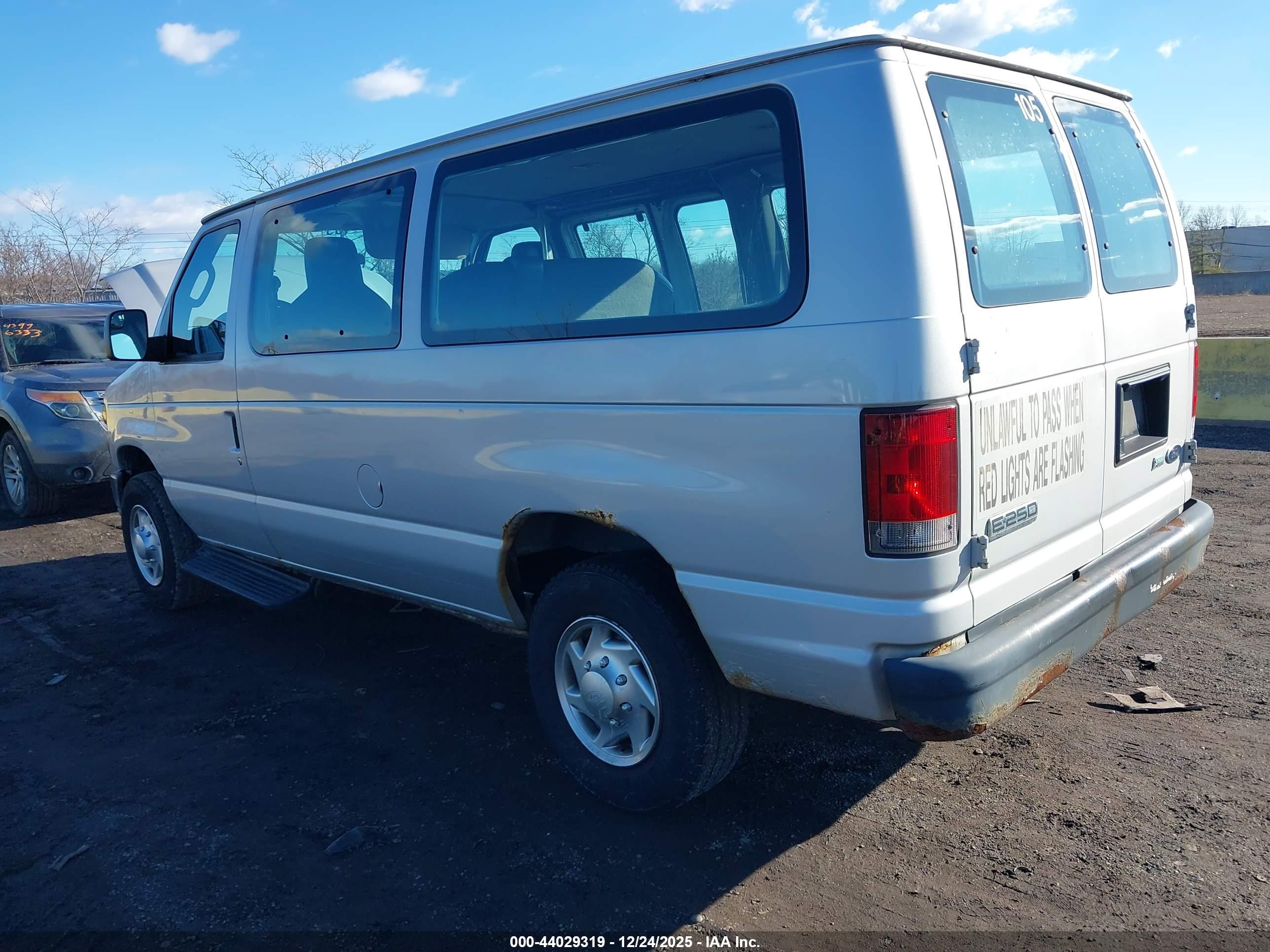 2010 Ford E-250 Commercial/recreational Серебряный vin: 1FTNE2EL7ADA83104