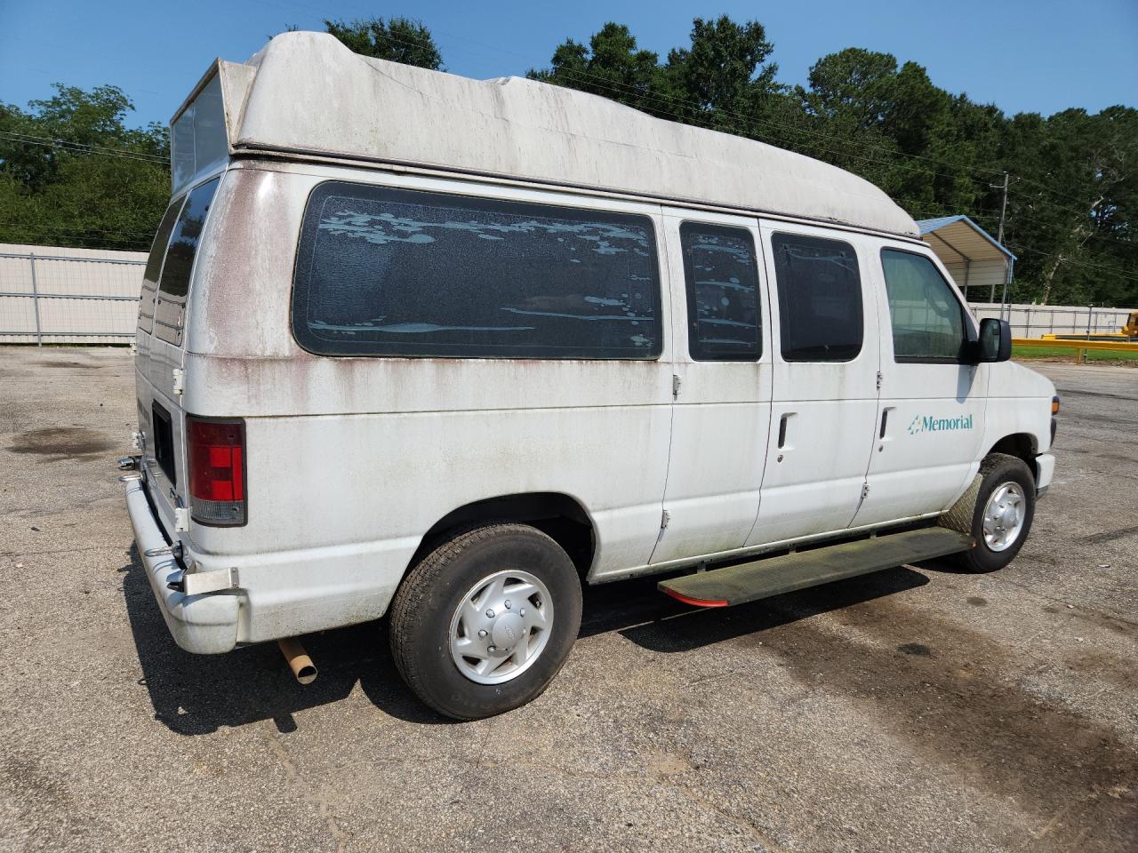2010 Ford Econoline E250 Van White vin: 1FTNE2EW1ADA99454 Damage: Right Qtr Panel, Peeling, > 12 Inches