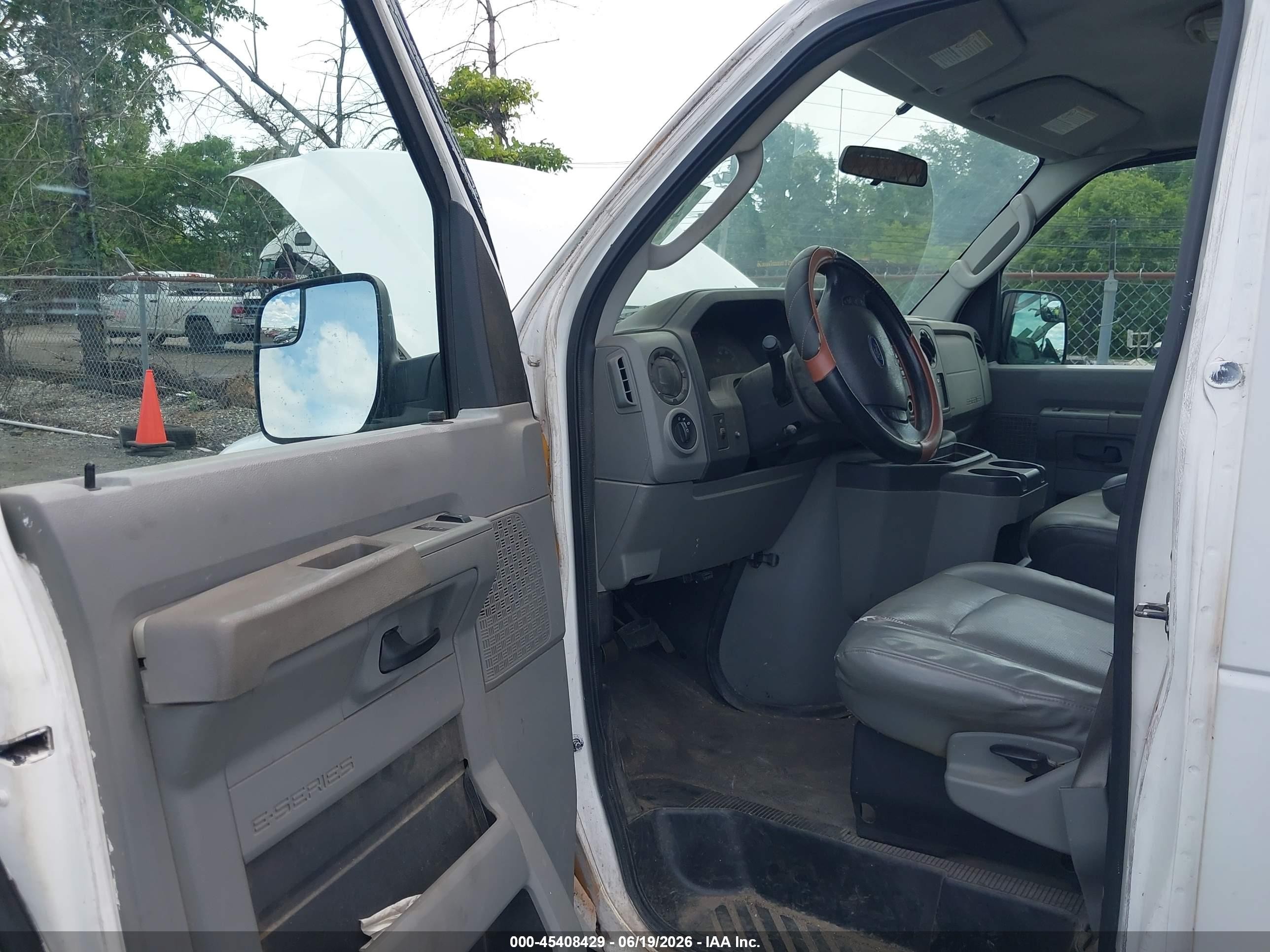 2010 Ford E-250 Commercial/recreational White vin: 1FTNE2EW5ADA10940