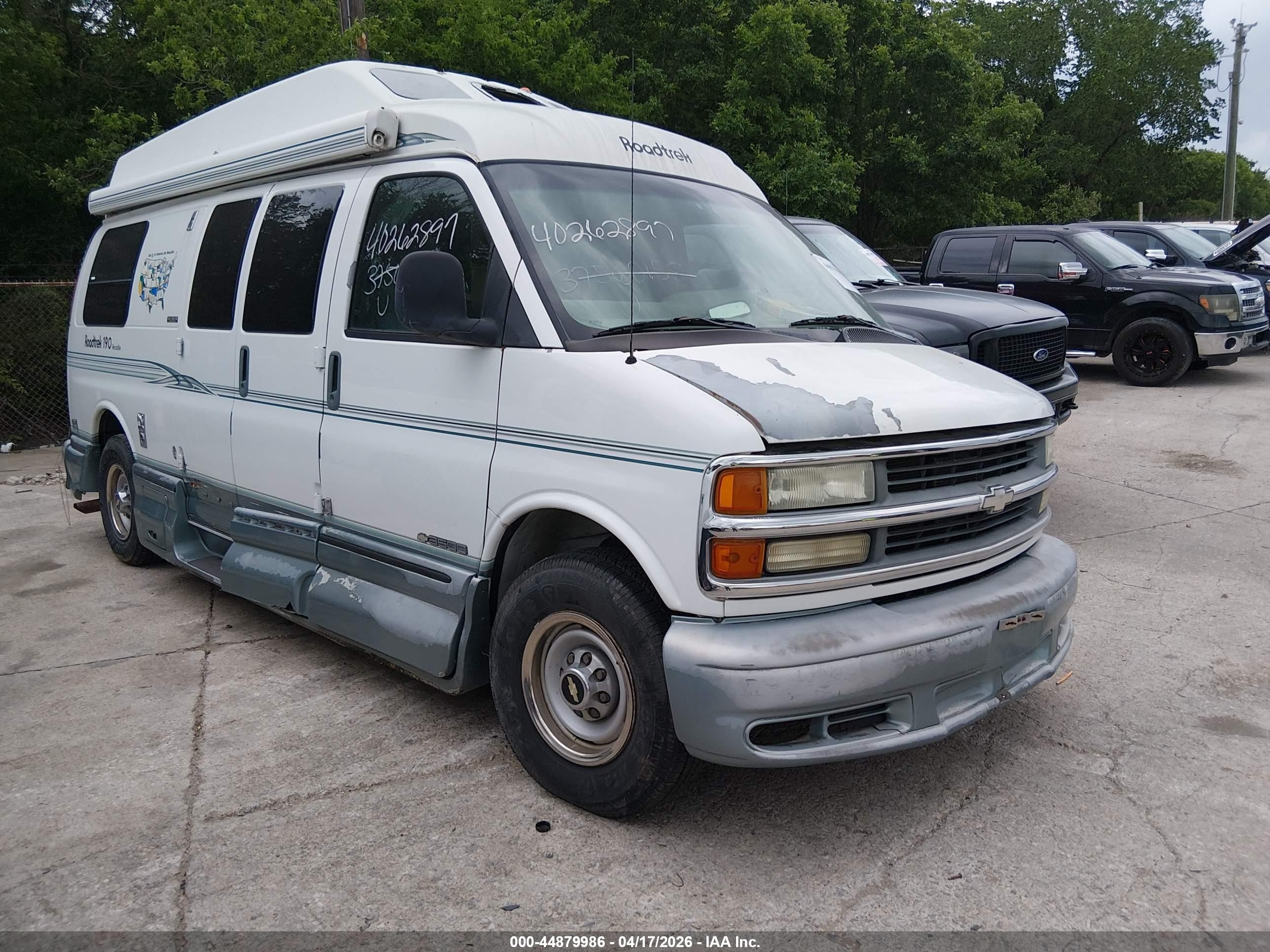 2002 Chevrolet Express Cargo Van   White vin: 1GCHG39R121233609
