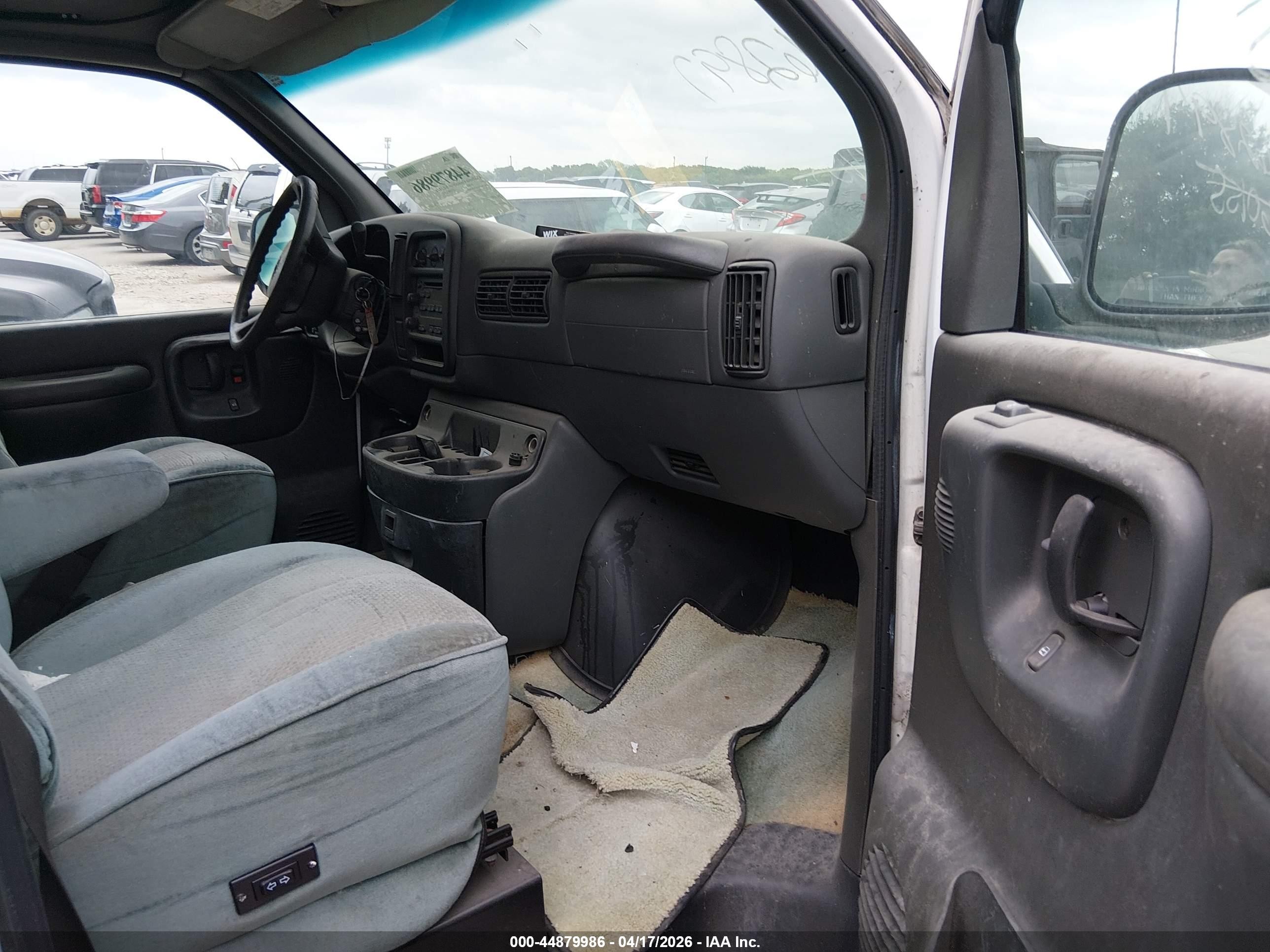 2002 Chevrolet Express Cargo Van   White vin: 1GCHG39R121233609