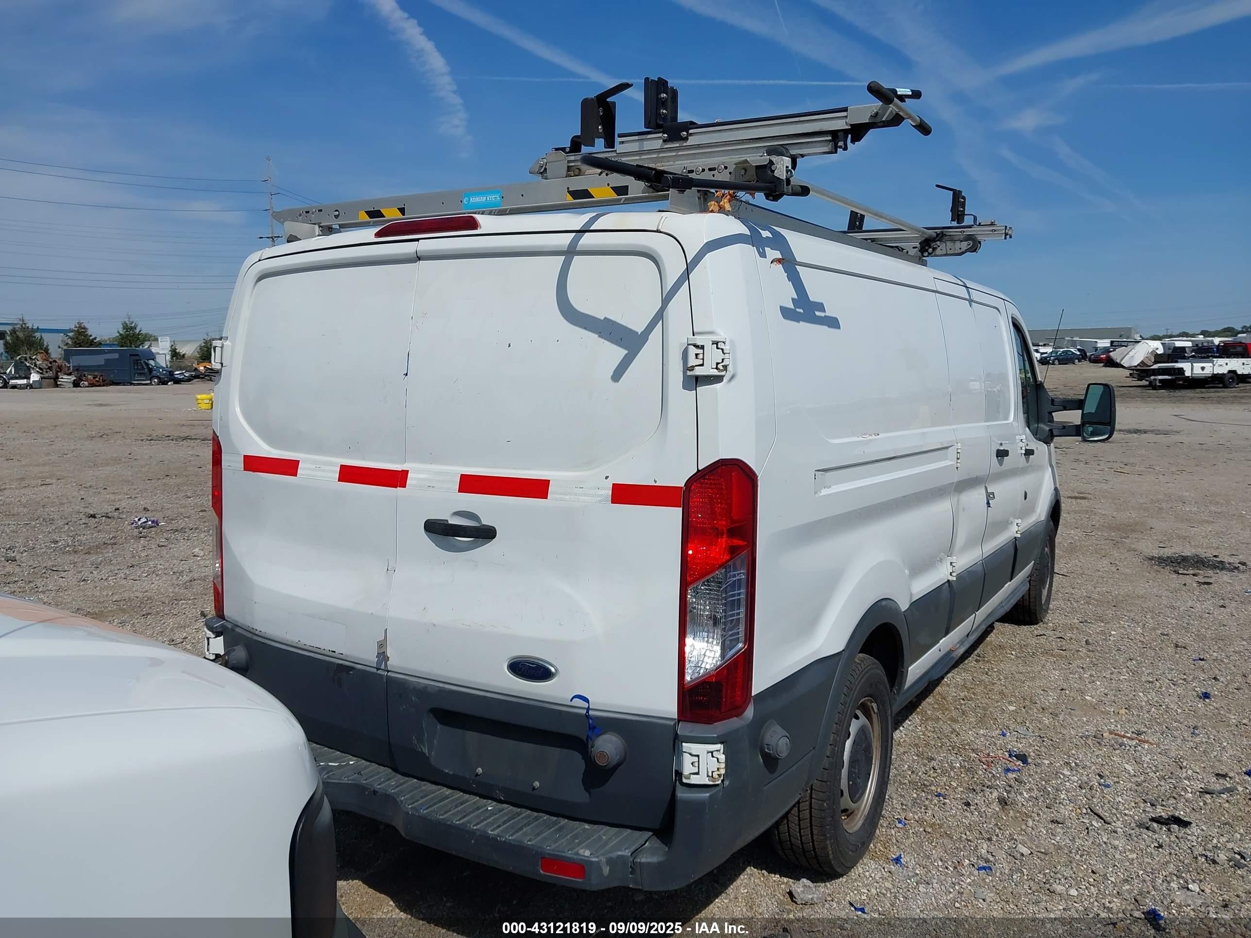 2015 Ford Transit-150   Белый vin: 1FTNE9ZM5FKA29640