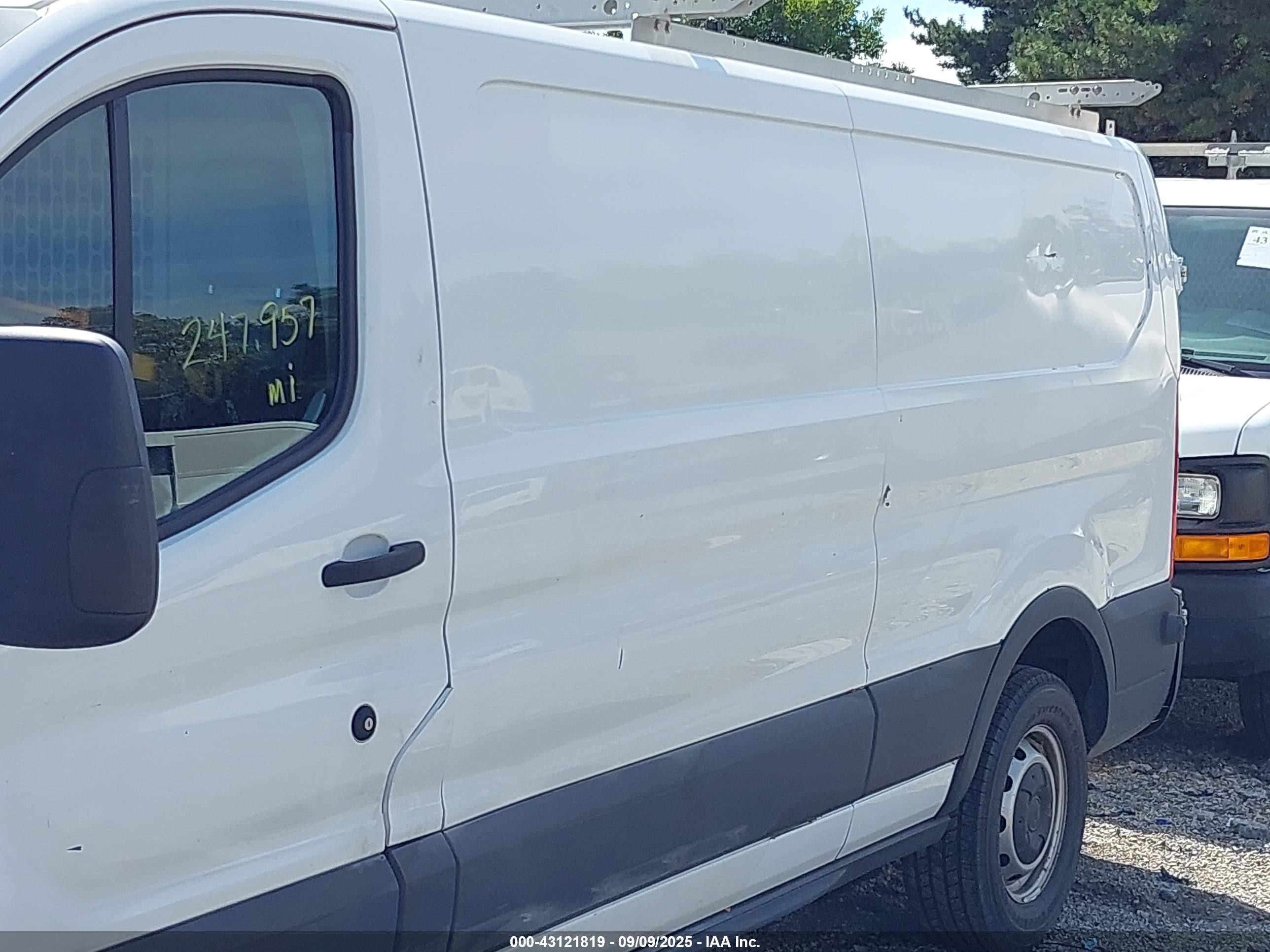 2015 Ford Transit-150   Белый vin: 1FTNE9ZM5FKA29640
