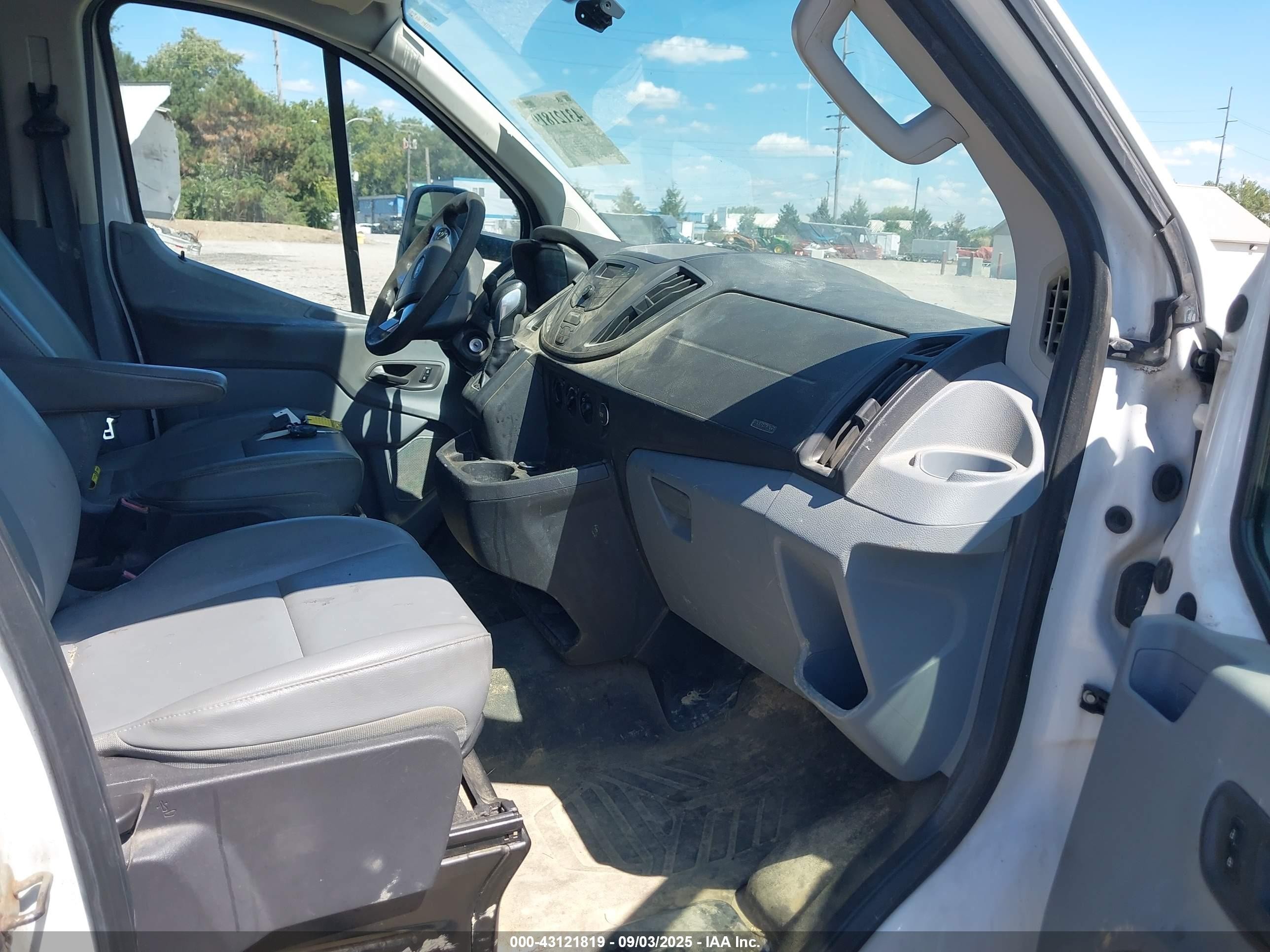 2015 Ford Transit-150   Белый vin: 1FTNE9ZM5FKA29640