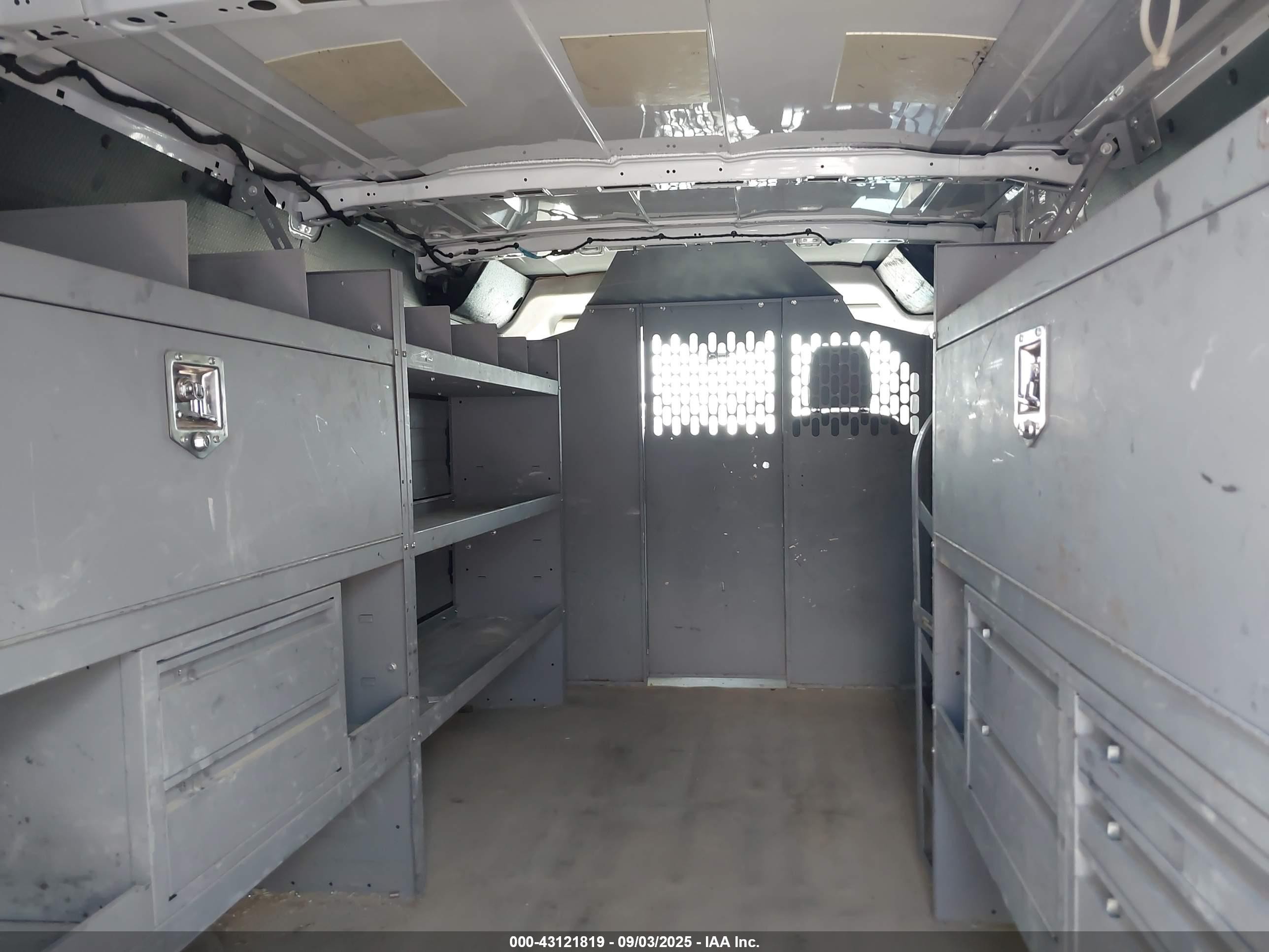 2015 Ford Transit-150   Белый vin: 1FTNE9ZM5FKA29640