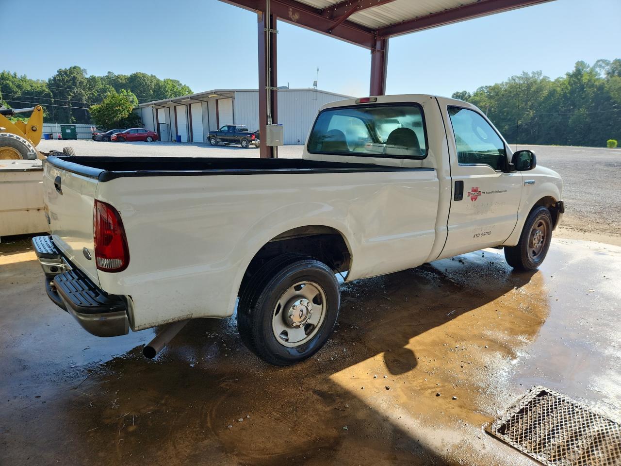 2006 Ford F250 Super Duty White vin: 1FTNF20546EC05117 Damage: Right Bed Side, Dent(S) W/ Paint Dmg, > 12 Inches