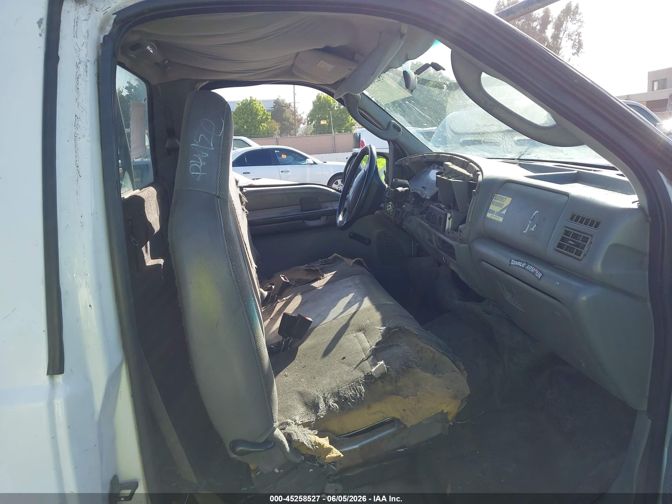 2004 Ford F-250   White vin: 1FTNF20L24EB38075
