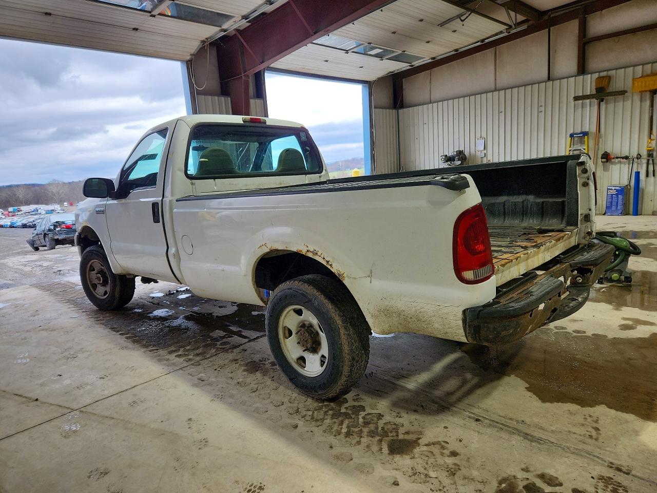 2005 Ford F250 Super Duty White vin: 1FTNF21555EB72402