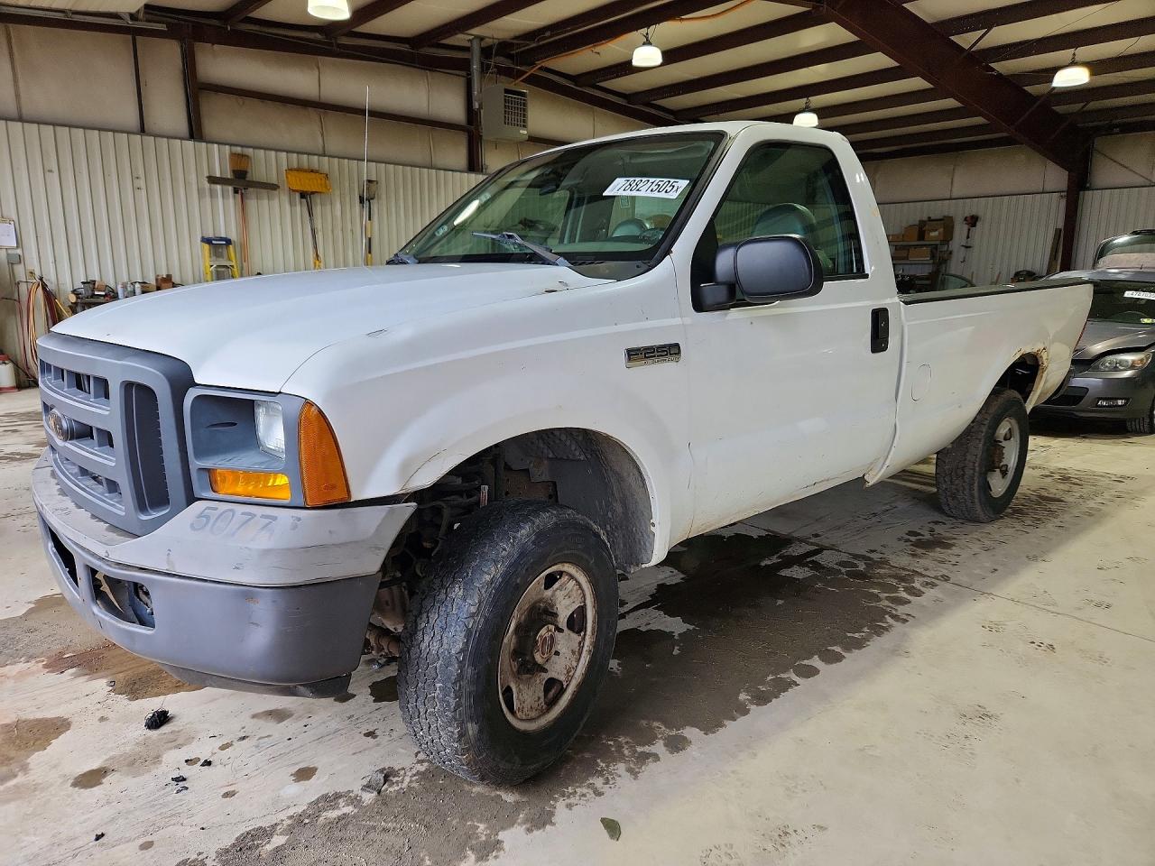 2005 Ford F250 Super Duty White vin: 1FTNF21555EB72402