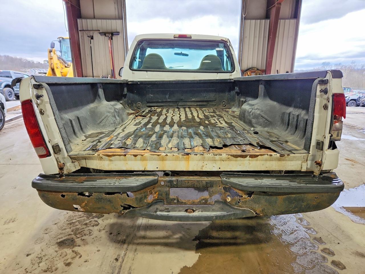 2005 Ford F250 Super Duty White vin: 1FTNF21555EB72402