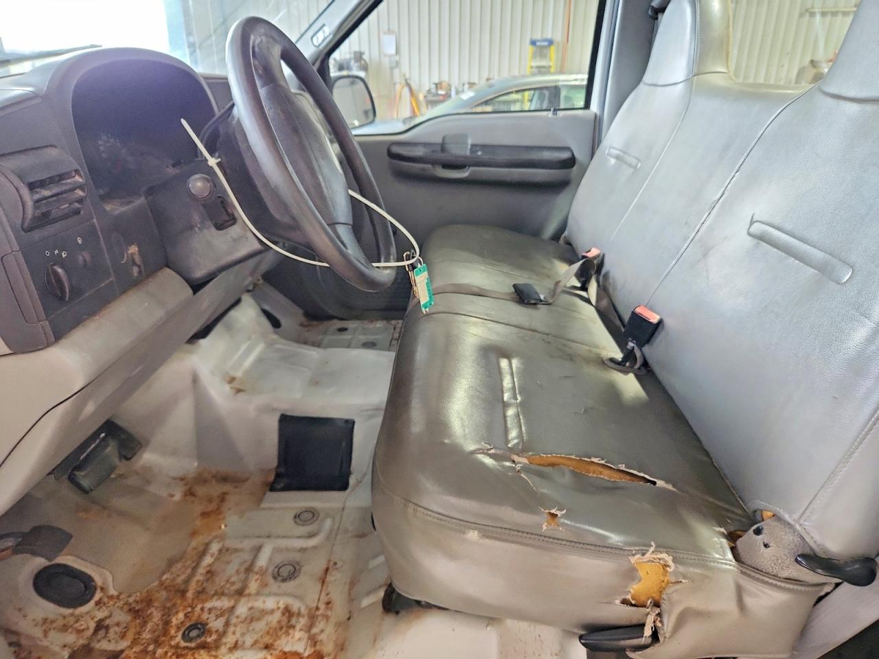 2005 Ford F250 Super Duty White vin: 1FTNF21555EB72402