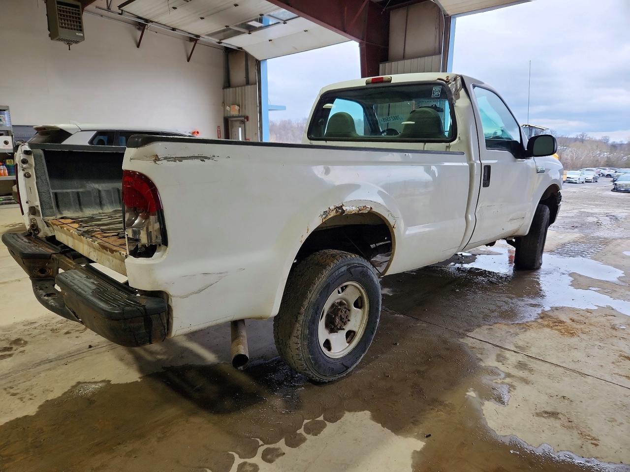 2005 Ford F250 Super Duty White vin: 1FTNF21555EB72402