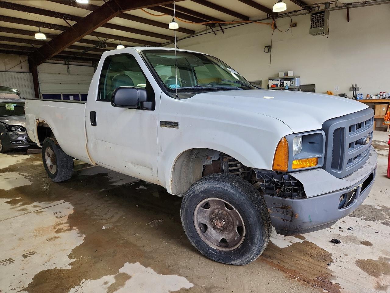 2005 Ford F250 Super Duty White vin: 1FTNF21555EB72402