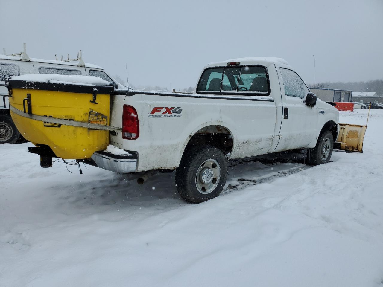 2005 Ford F250 Super Duty White vin: 1FTNF21585EB07169 Damage: Right Bed Side, Rust, > 12 Inches