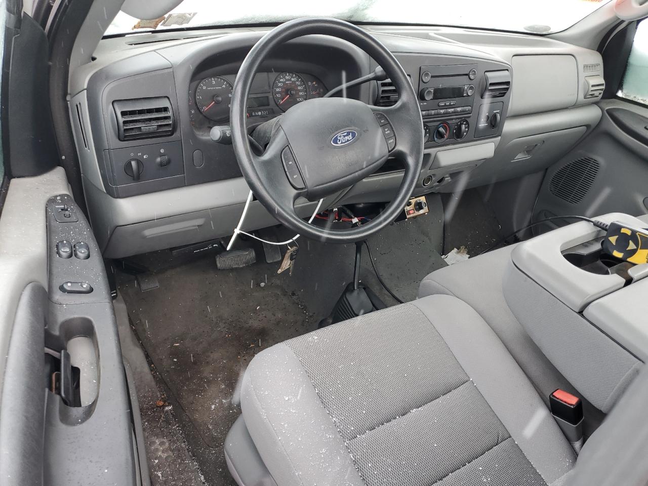 2005 Ford F250 Super Duty White vin: 1FTNF21585EB07169 Damage: Steering Wheel, Worn, Replacement Required
