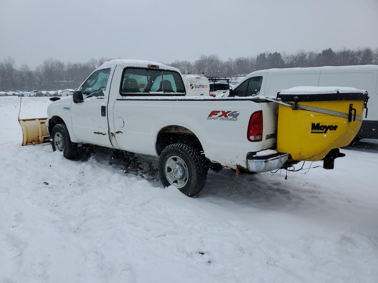 2005 Ford F250 Super Duty White vin: 1FTNF21585EB07169 Damage: Left Front Door, Dent(S) W/ Paint Dmg, > 12 Inches