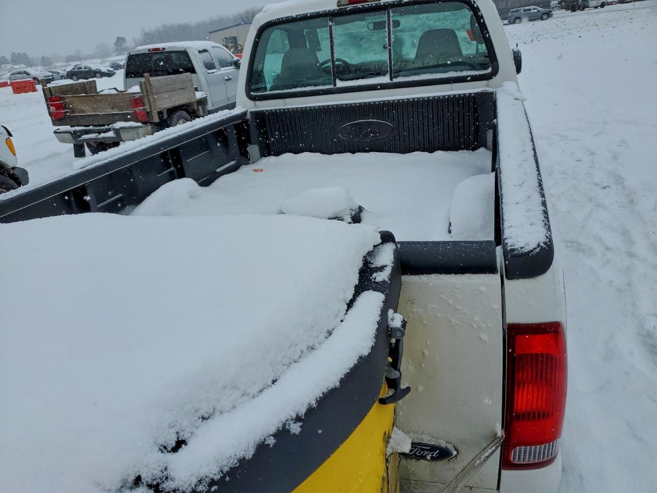 2005 Ford F250 Super Duty White vin: 1FTNF21585EB07169