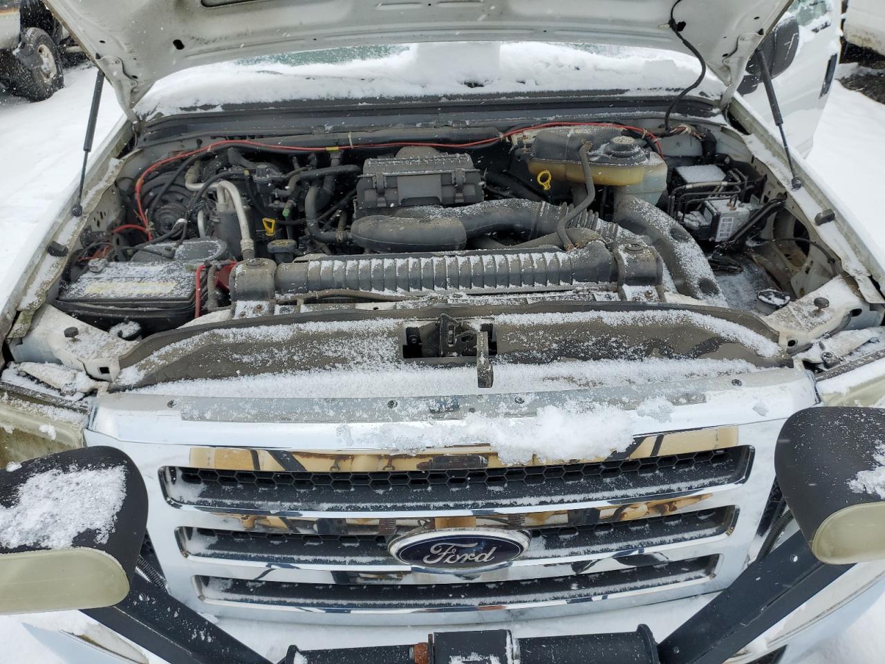 2005 Ford F250 Super Duty White vin: 1FTNF21585EB07169 Damage: Left Head Lamp, Faded, Repair Required