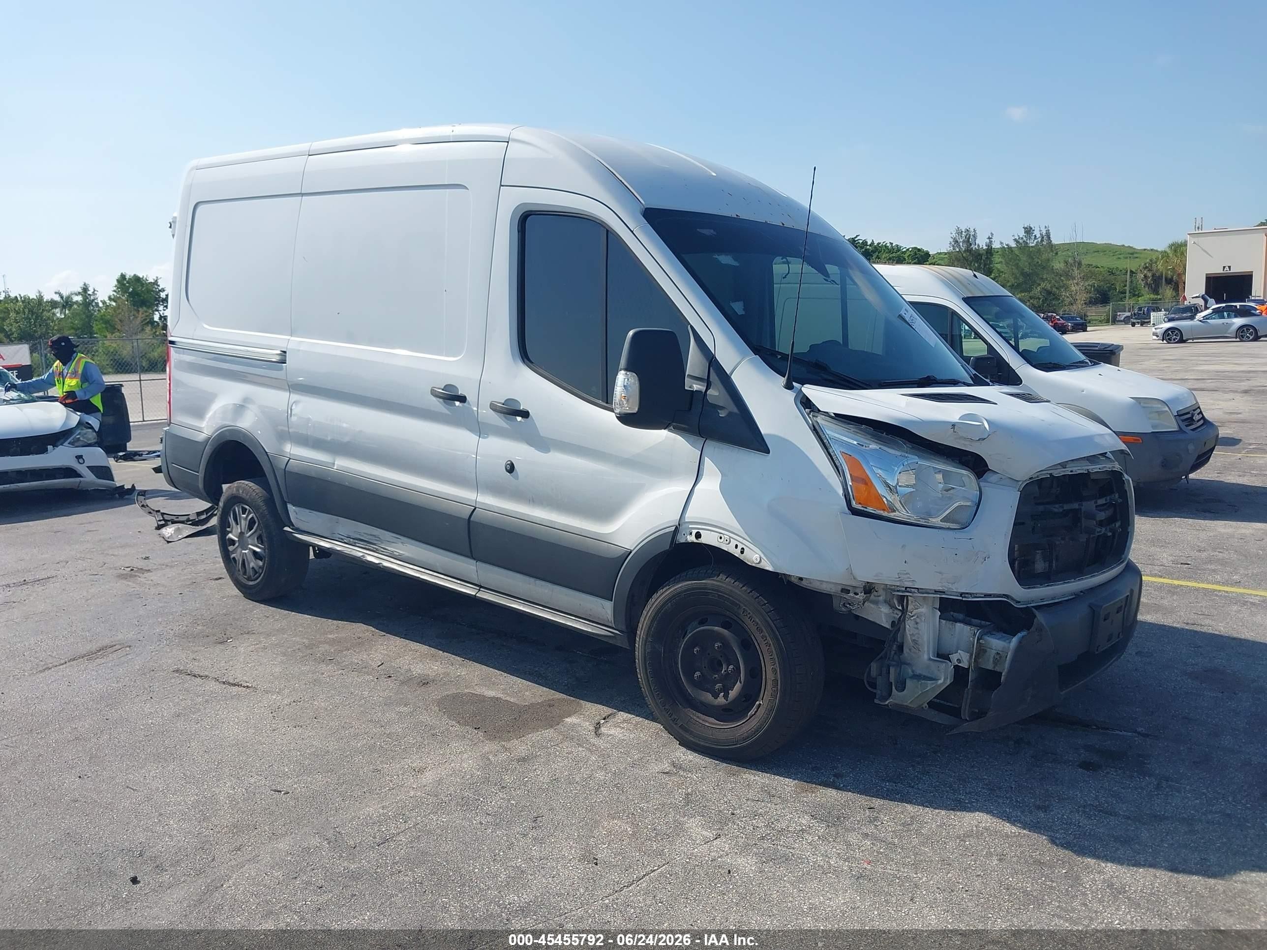 2015 Ford Transit-250   White vin: 1FTNR1CG5FKB12882