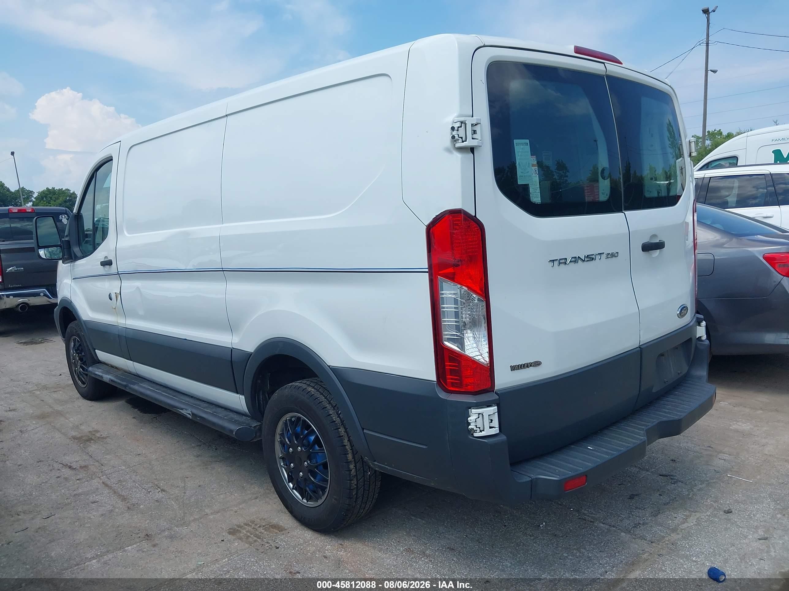 2015 Ford Transit-250   White vin: 1FTNR1ZM1FKA77965