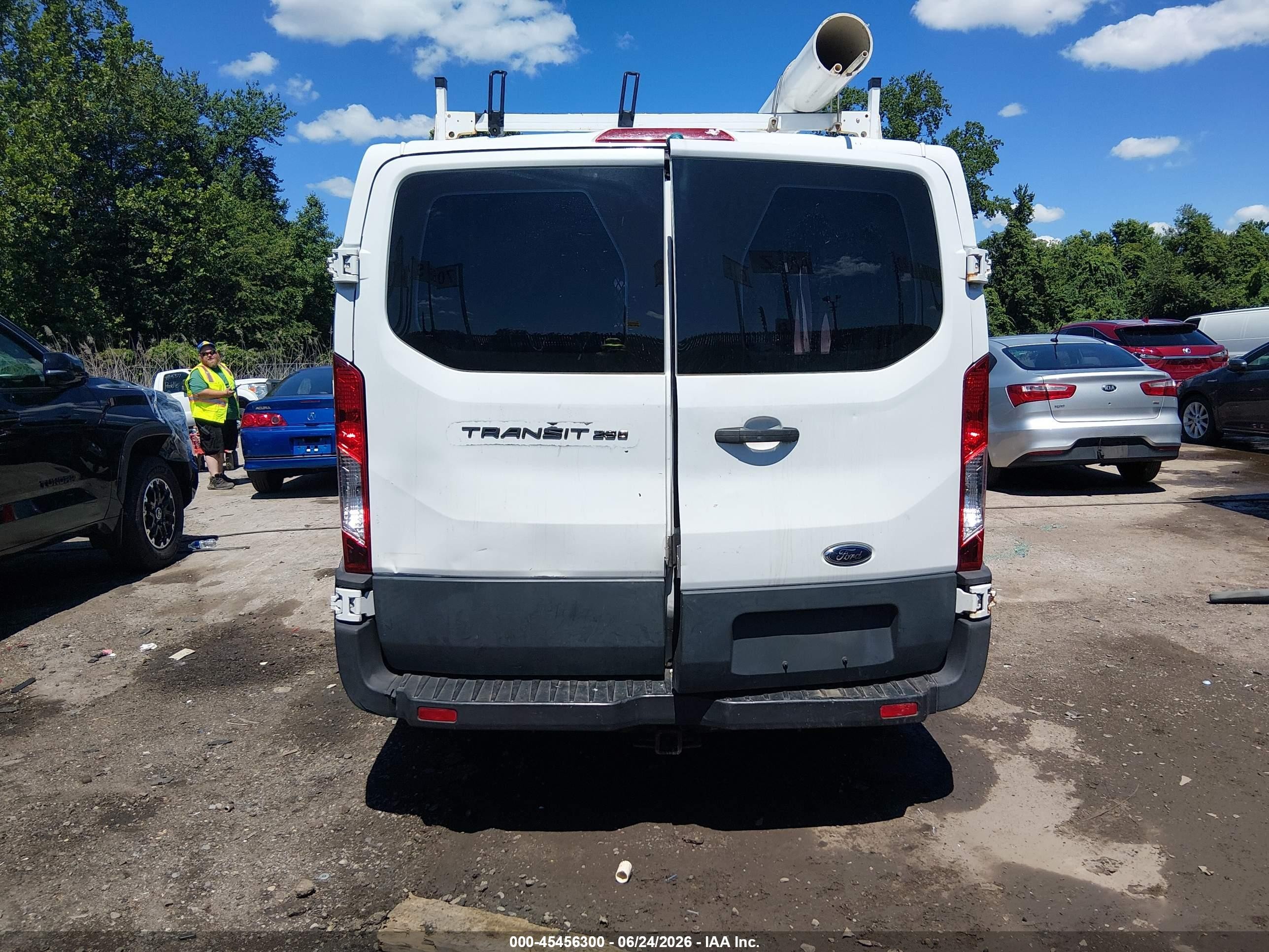 2015 Ford Transit-250   White vin: 1FTNR1ZM6FKB03332