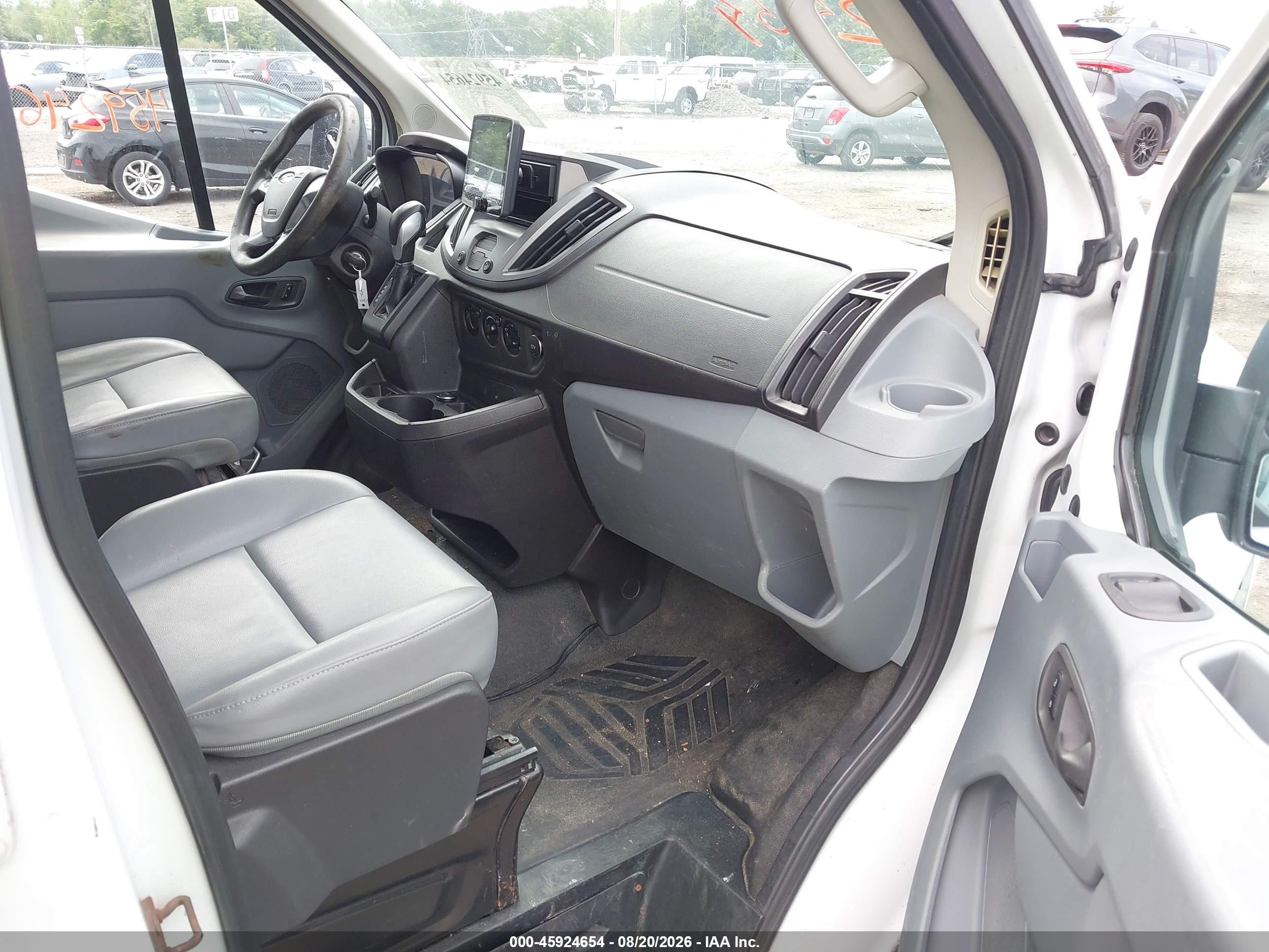 2015 Ford Transit-250   White vin: 1FTNR1ZM9FKA55843