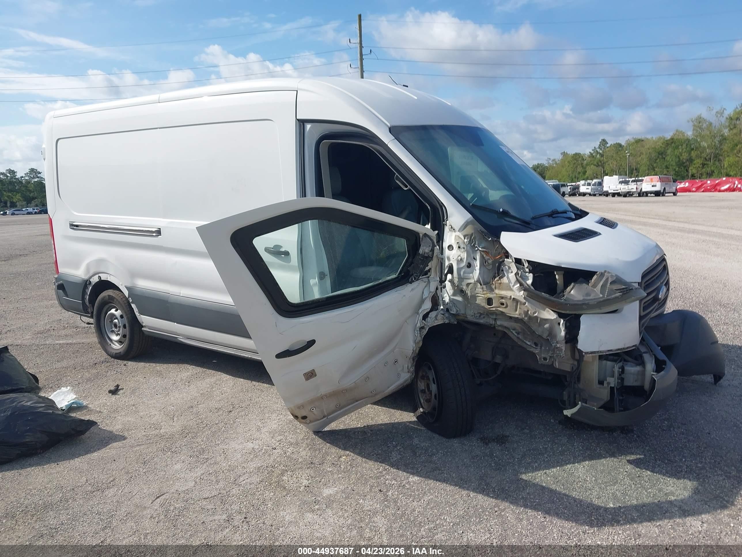2015 Ford Transit-250   White vin: 1FTNR2CG1FKA00876