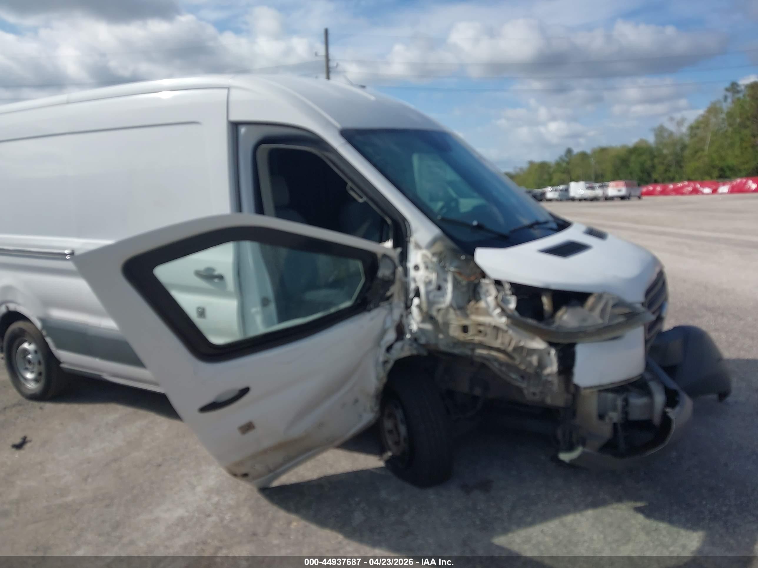 2015 Ford Transit-250   White vin: 1FTNR2CG1FKA00876
