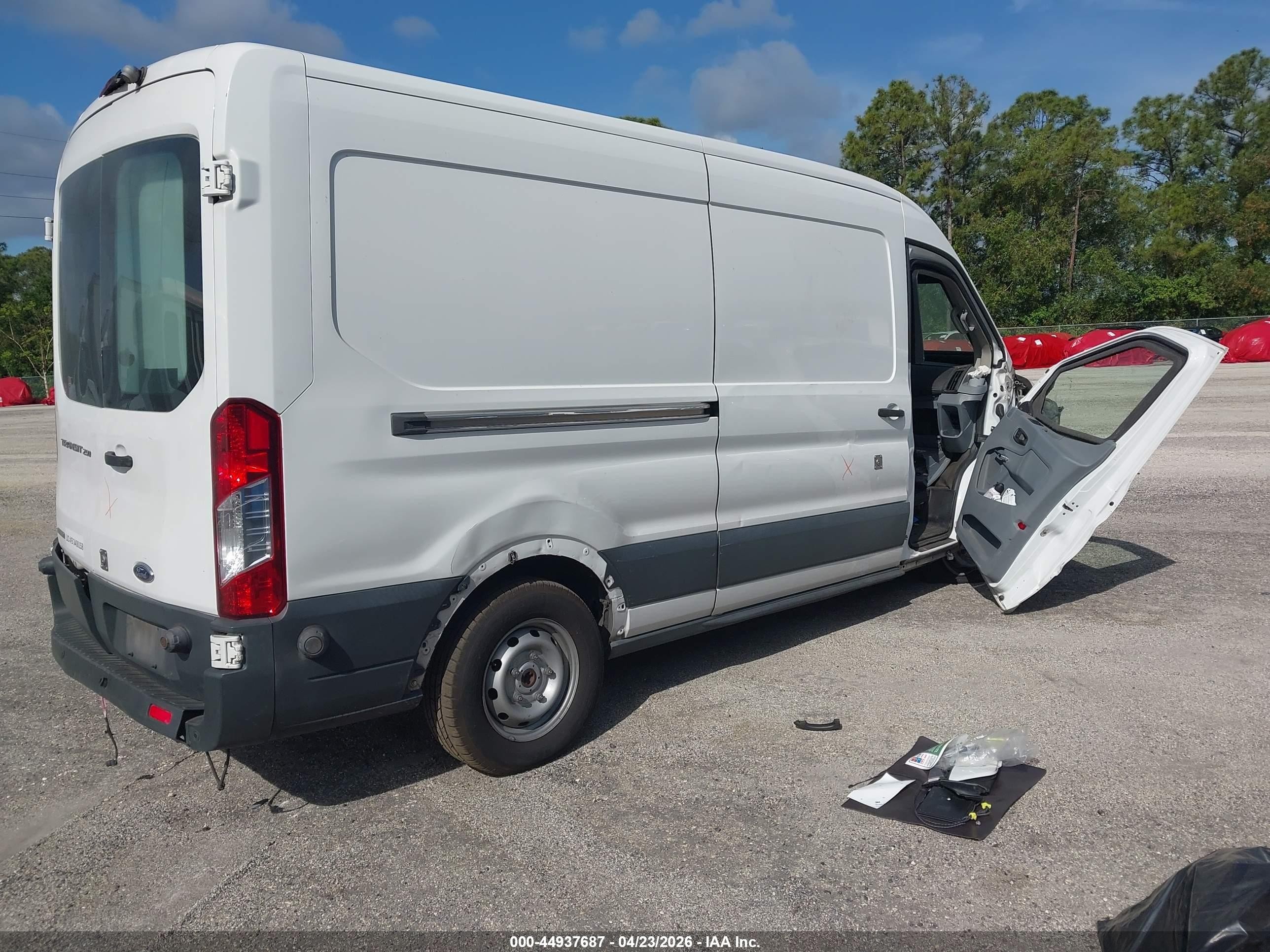 2015 Ford Transit-250   White vin: 1FTNR2CG1FKA00876