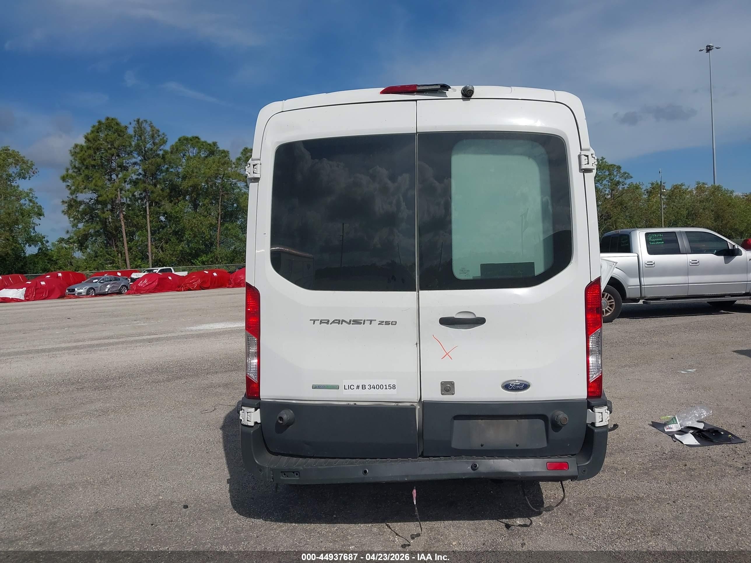 2015 Ford Transit-250   White vin: 1FTNR2CG1FKA00876