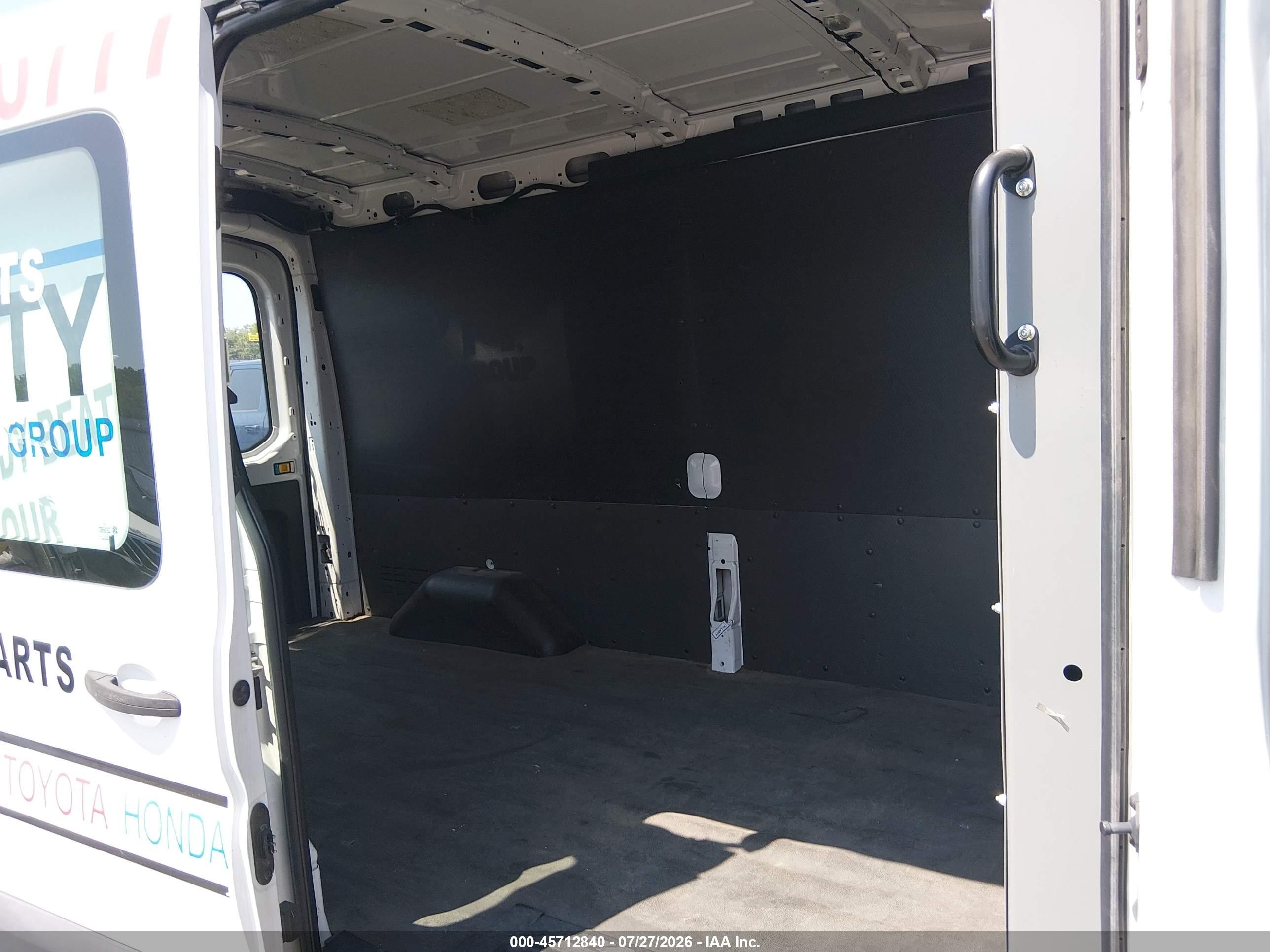2015 Ford Transit-250   White vin: 1FTNR2CM5FKA06136
