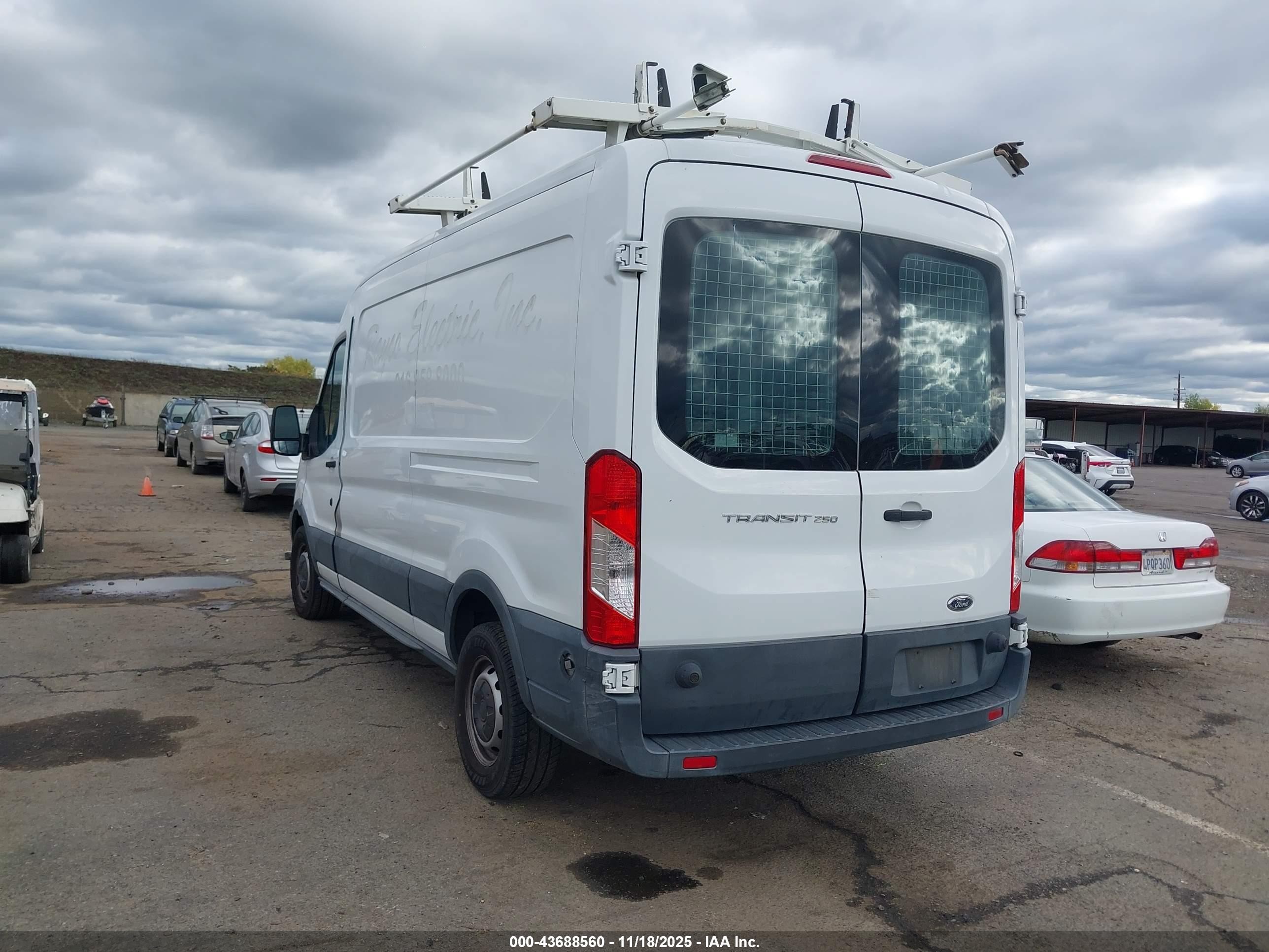 2015 Ford Transit-250   White vin: 1FTNR2CMXFKA53274