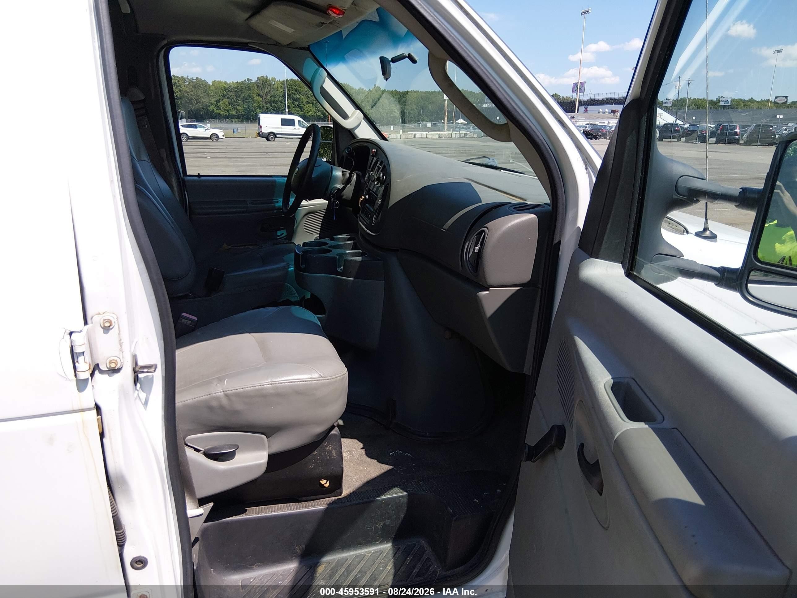 2007 Ford E-250 Commercial/recreational White vin: 1FTNS24W37DA45642