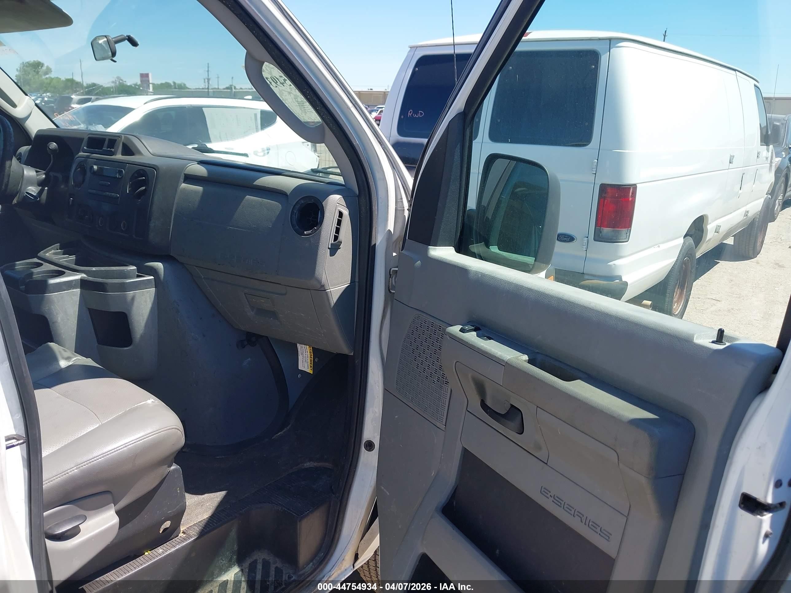 2009 Ford E-250 Commercial/recreational White vin: 1FTNS24WX9DA88054