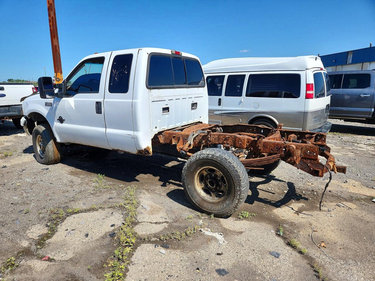 2000 Ford F250 Super Duty White vin: 1FTNX21F0YEB87772