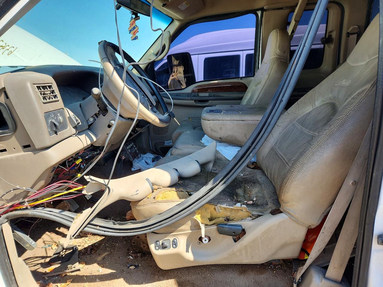 2000 Ford F250 Super Duty White vin: 1FTNX21F0YEB87772