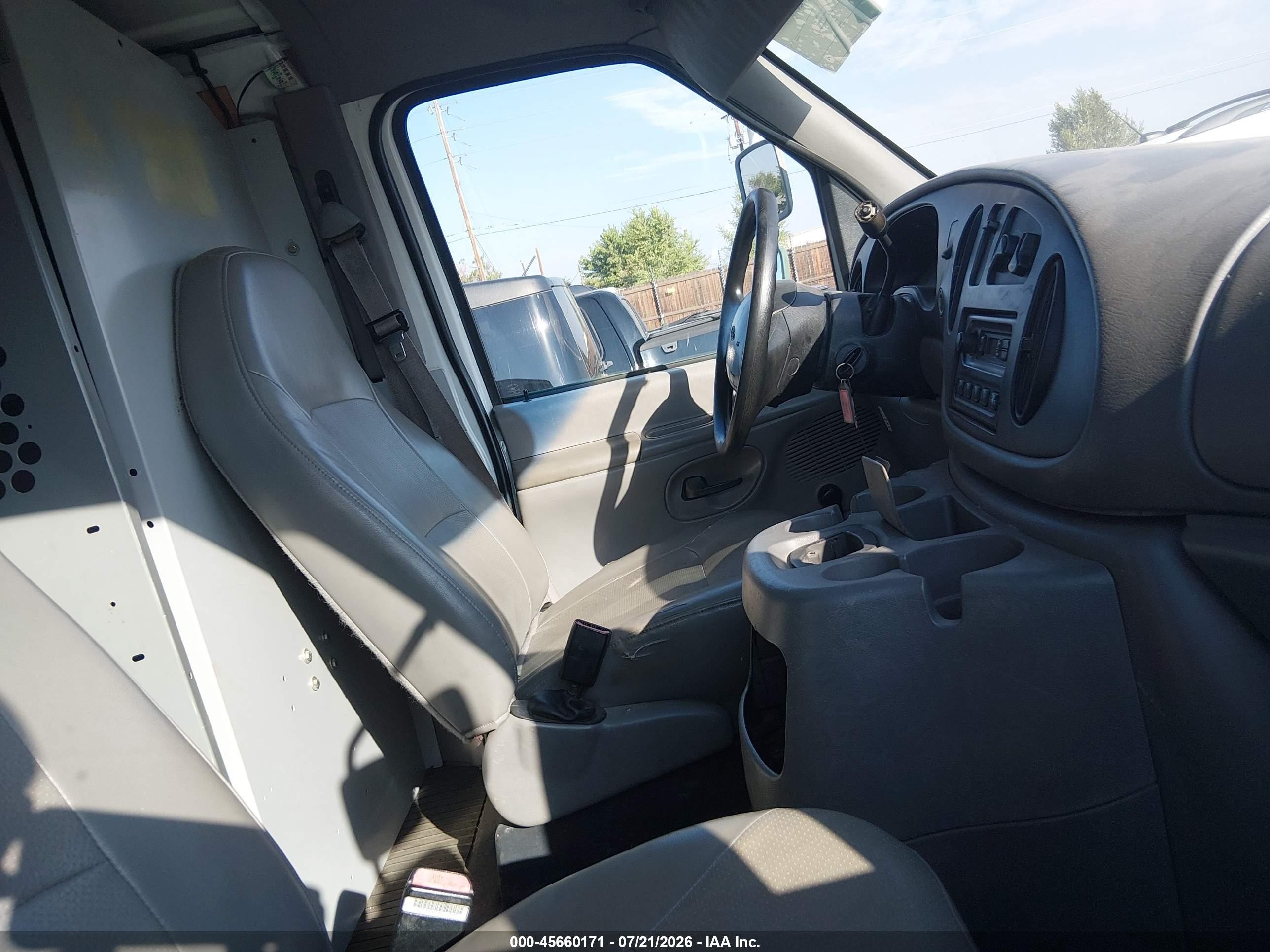 2000 Ford E-250 Commercial White vin: 1FTPE2427YHB17840