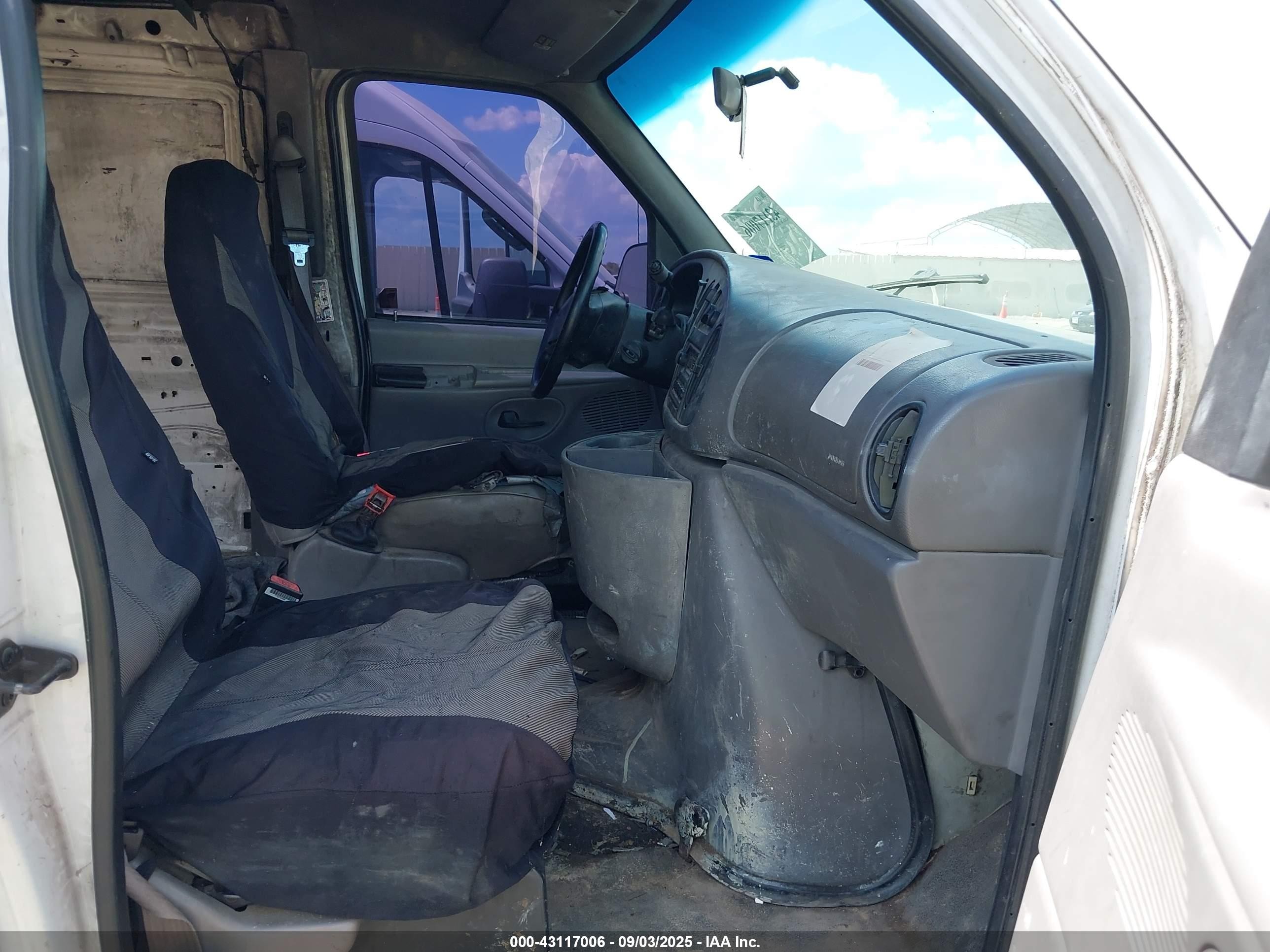 1998 Ford E-250 Commercial/recreational White vin: 1FTPE24L8WHA60666
