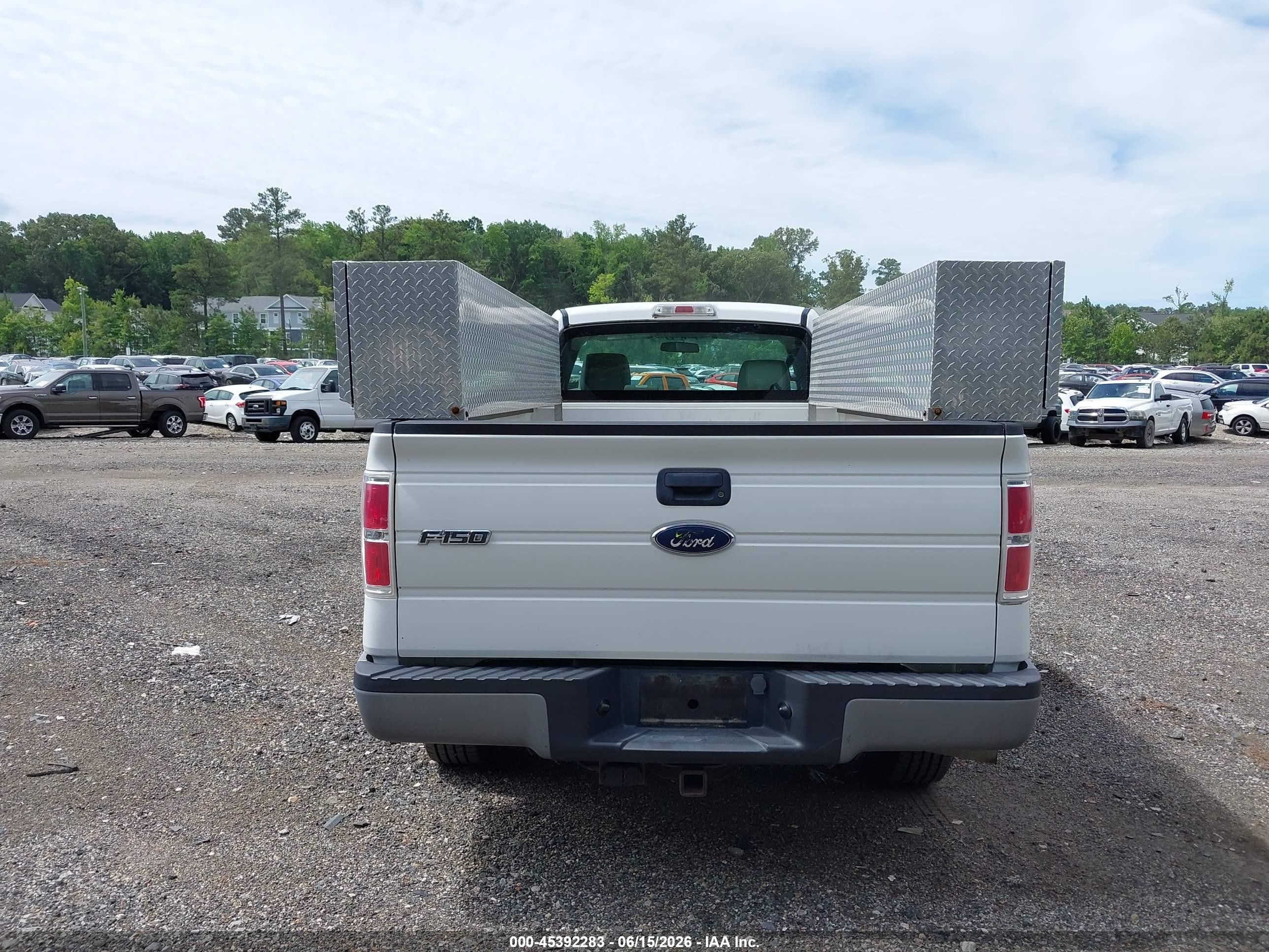 2009 Ford F-150   White vin: 1FTPF12V69KB16252