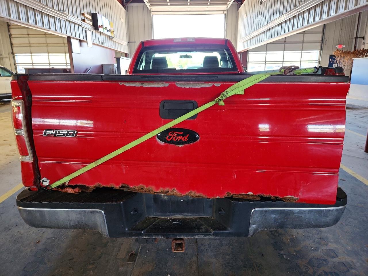 2009 Ford F150 Xl Red vin: 1FTPF14869KC32185
