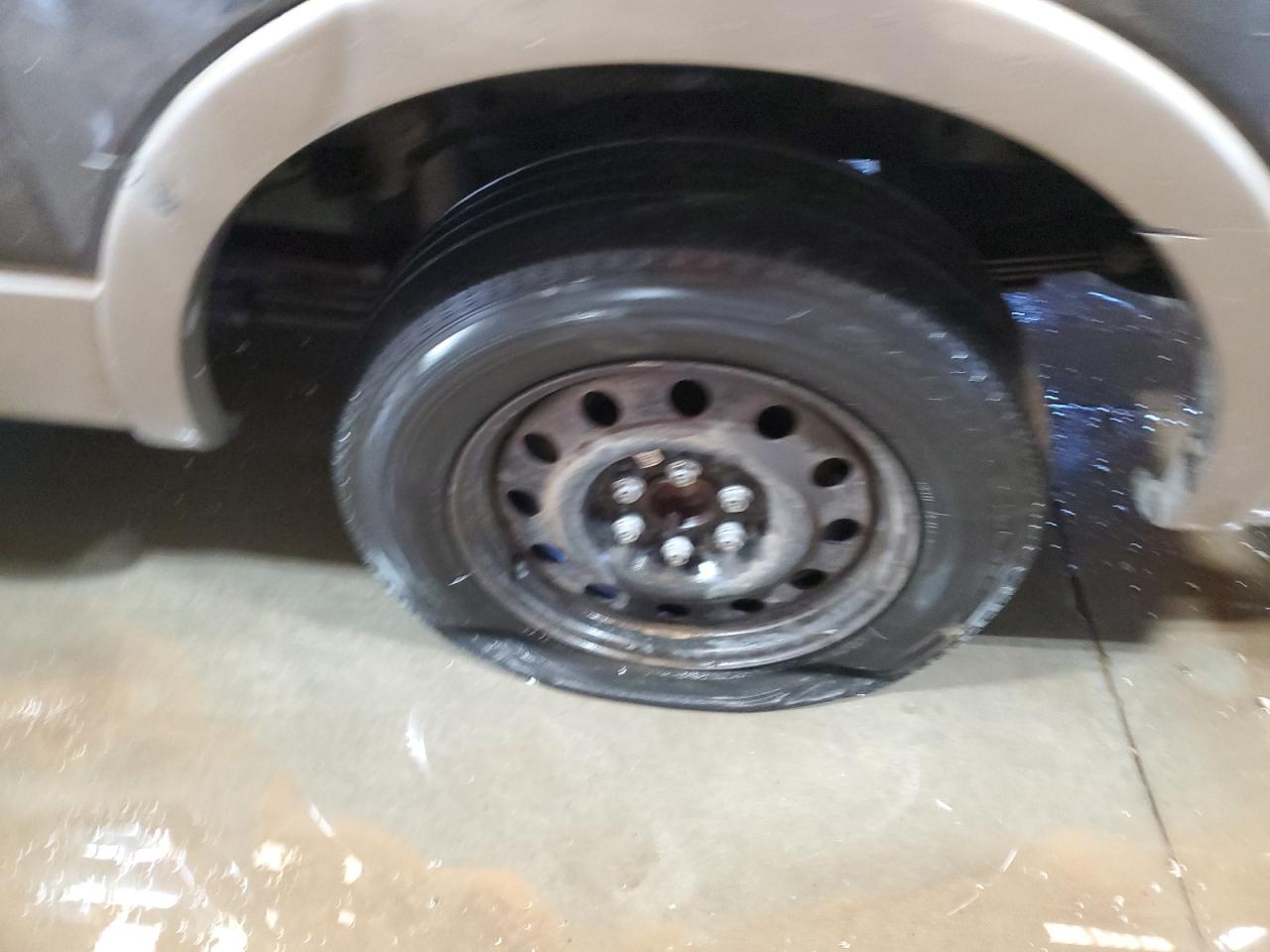 2005 Ford F150 Supercrew Gray vin: 1FTPW12515FA69215 Damage: Spare Tire, Cut, Replacement Required