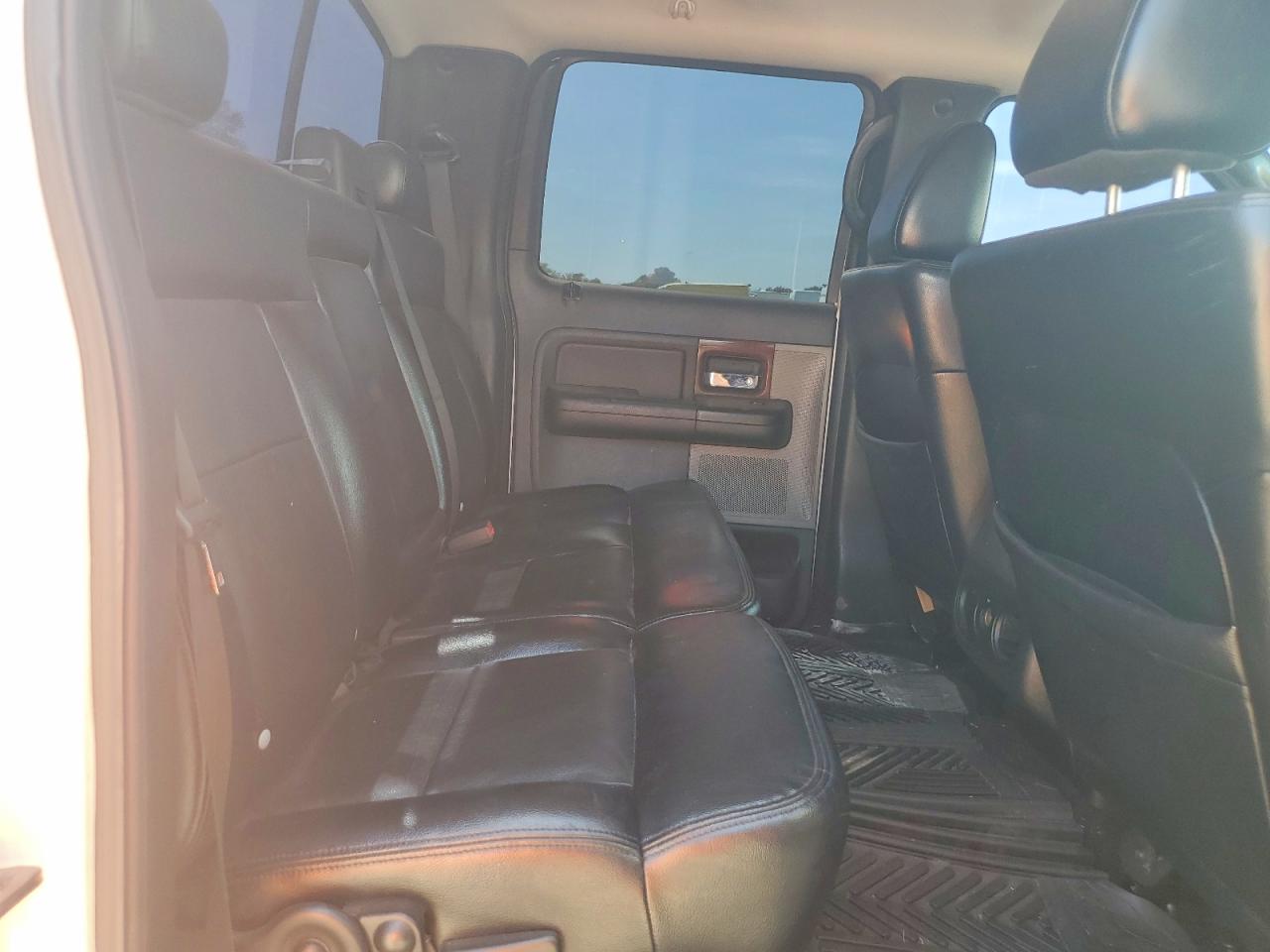 2005 Ford F150 Supercrew White vin: 1FTPW12565KE72260