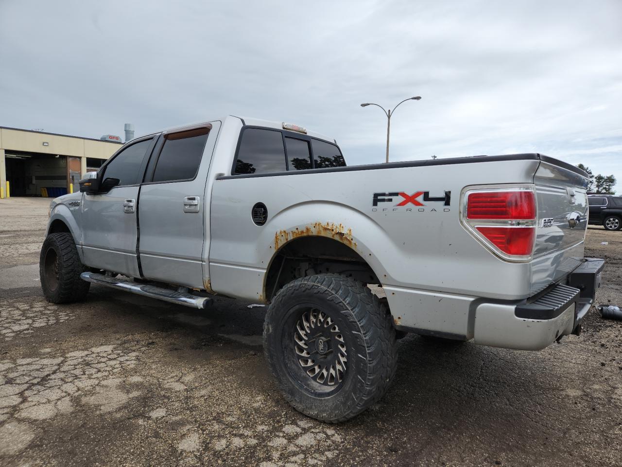 2009 Ford F150 Supercrew Silver vin: 1FTPW14VX9FA09517 Damage: Left Rocker Panel, Corrosion, > 12 Inches