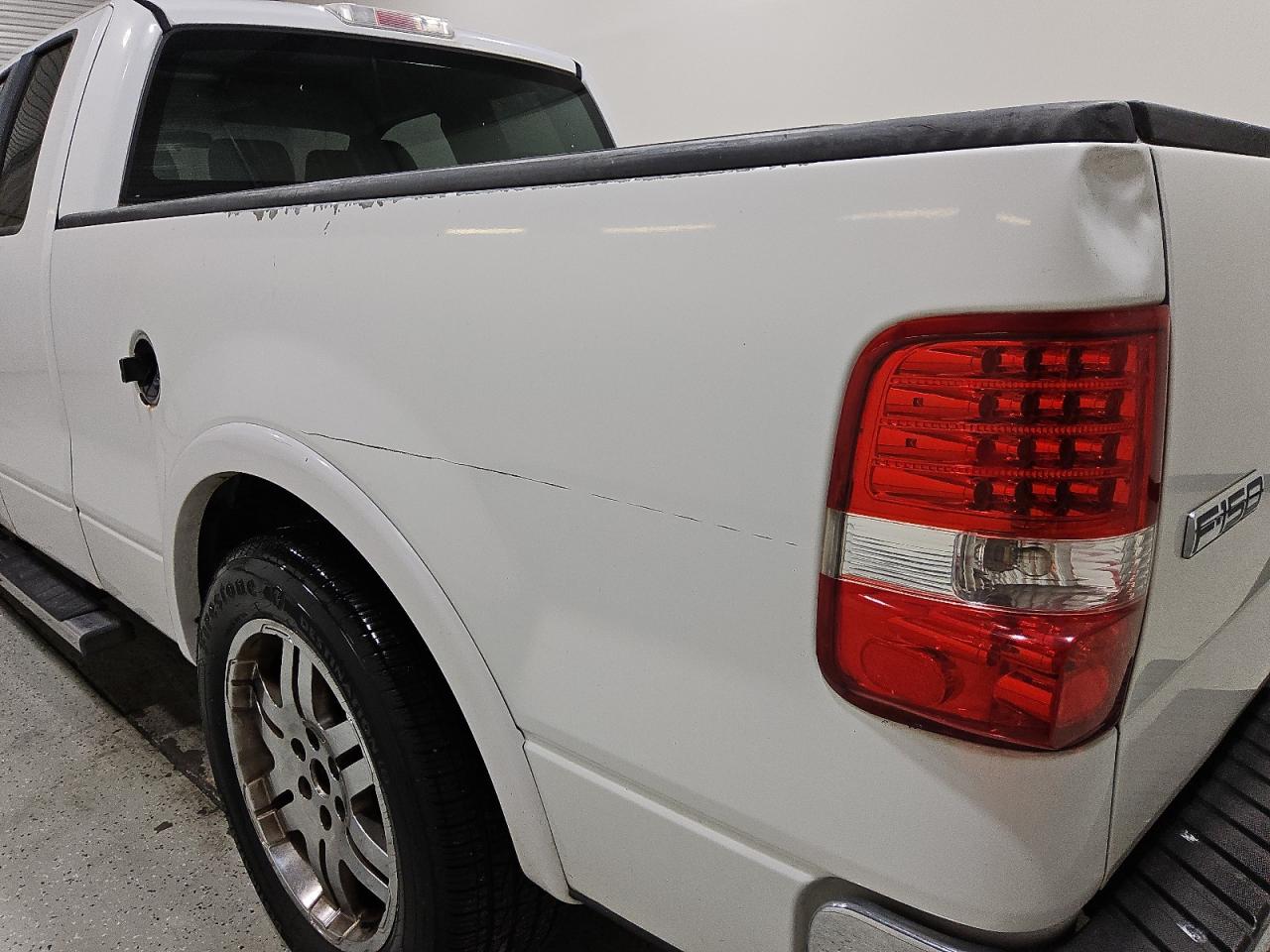 2006 Ford F150 Белый vin: 1FTPX12536FA39387 Damage: Left Bed Side, Dent(S) W/ Paint Dmg, 6 To 7 Inches