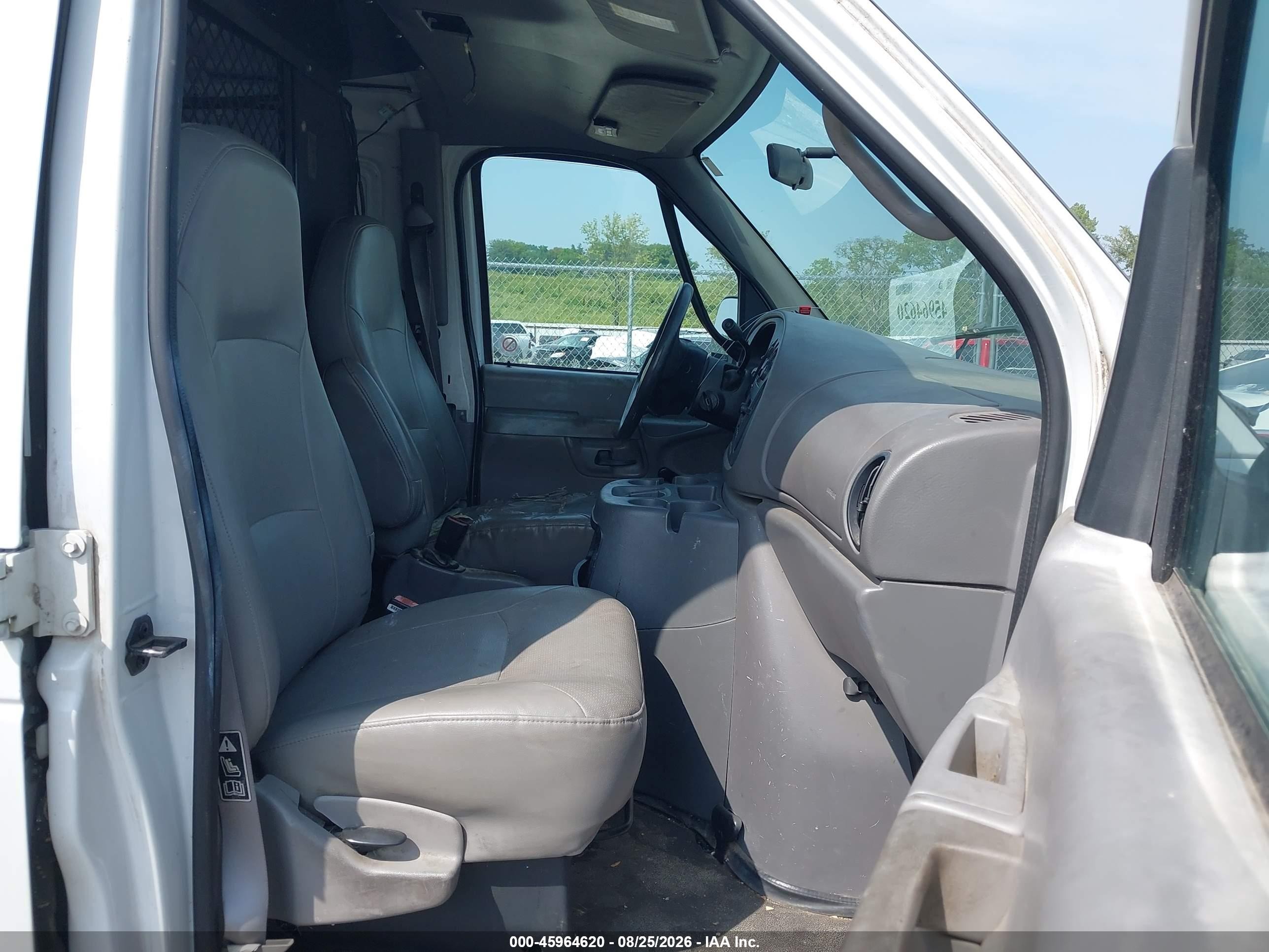 2002 Ford E-150 Commercial/recreational White vin: 1FTRE14202HA47642